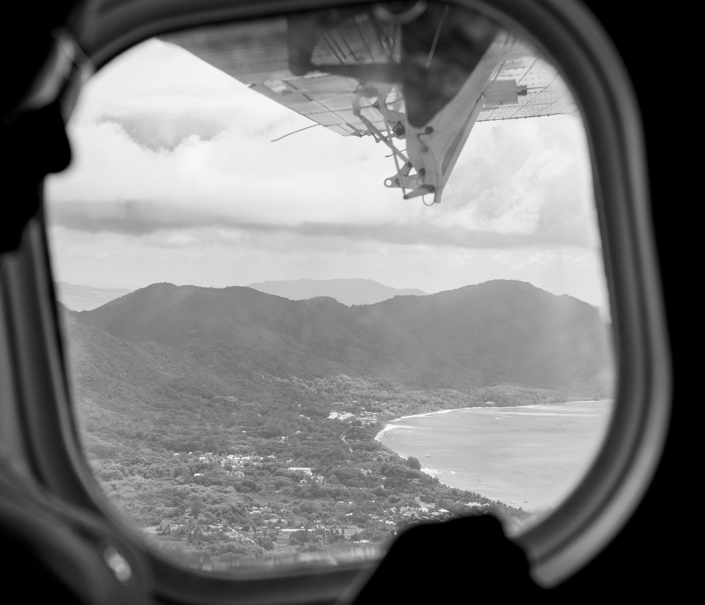 Aussicht aus dem Flugzeugfenster auf die Hauptinsel Mahé