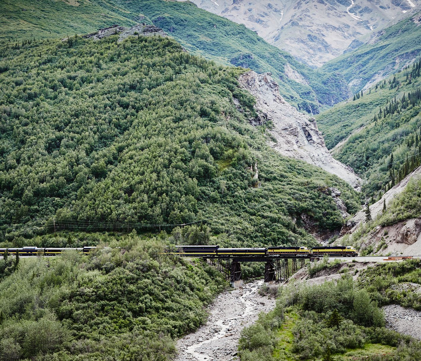 Gemächlich bahnt sich die Alaska Railroad ihren Weg.