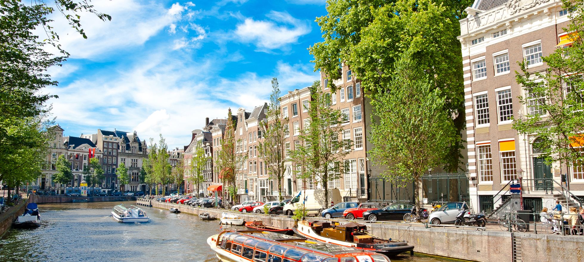 Grachtenrundfahrt in der Altstadt von Amsterdam.