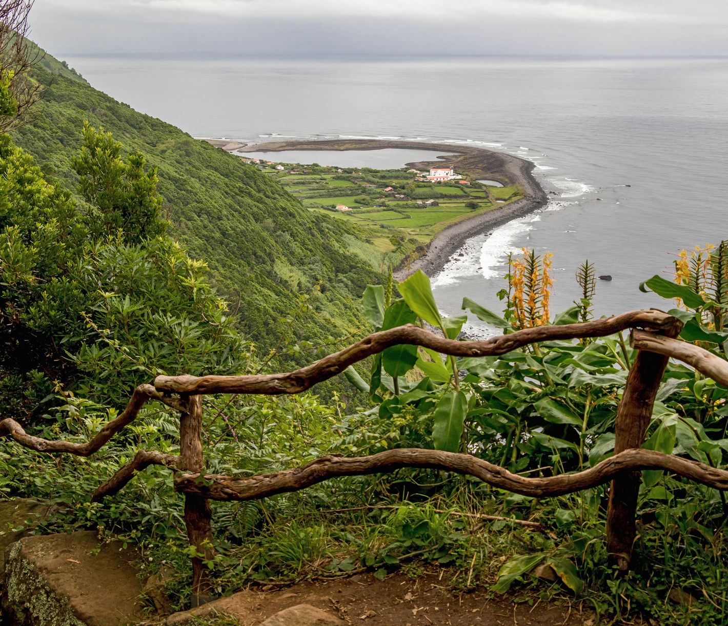 Die Insel der Fajãs