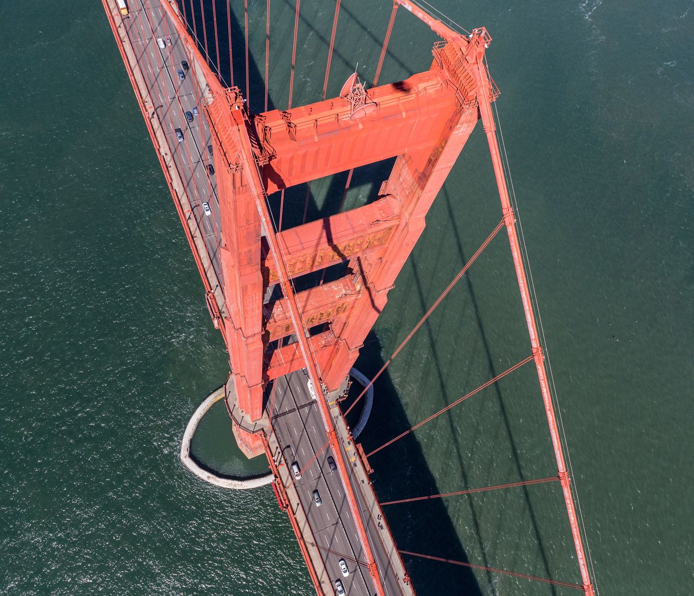Beeindruckend, das ist sie, die Golden Gate Bridge – knallorange, 2,7 km lang und über 225 m hoch.