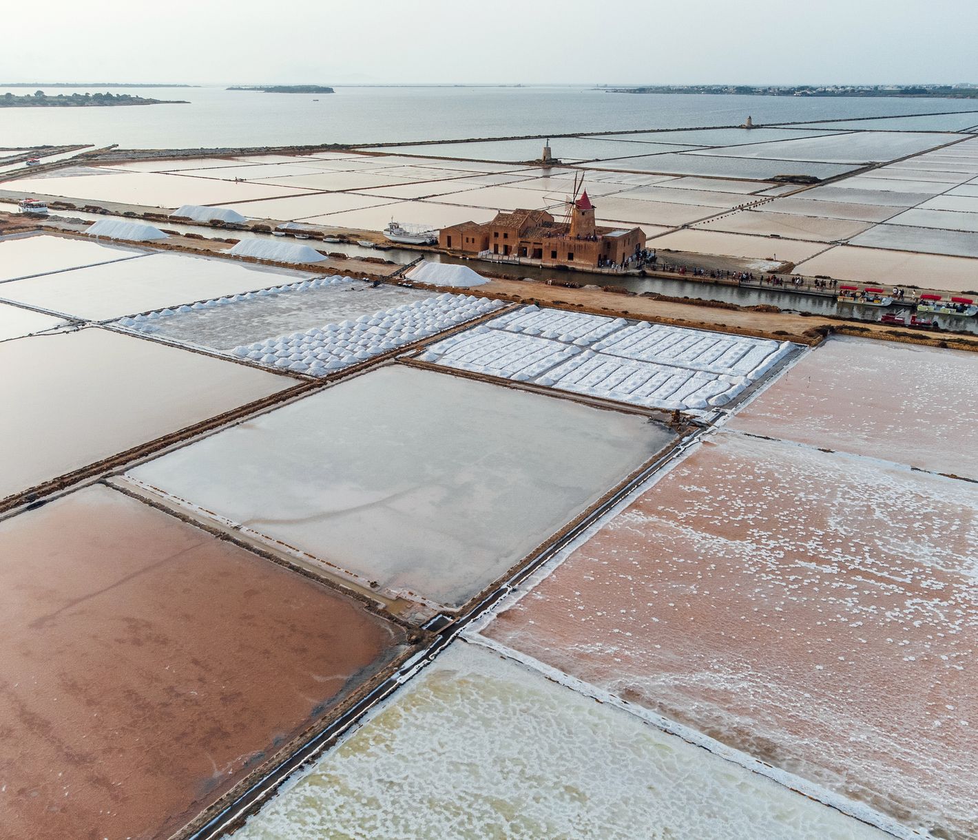 Jahrhundertealte Salzpfannen der Saline di Marsala