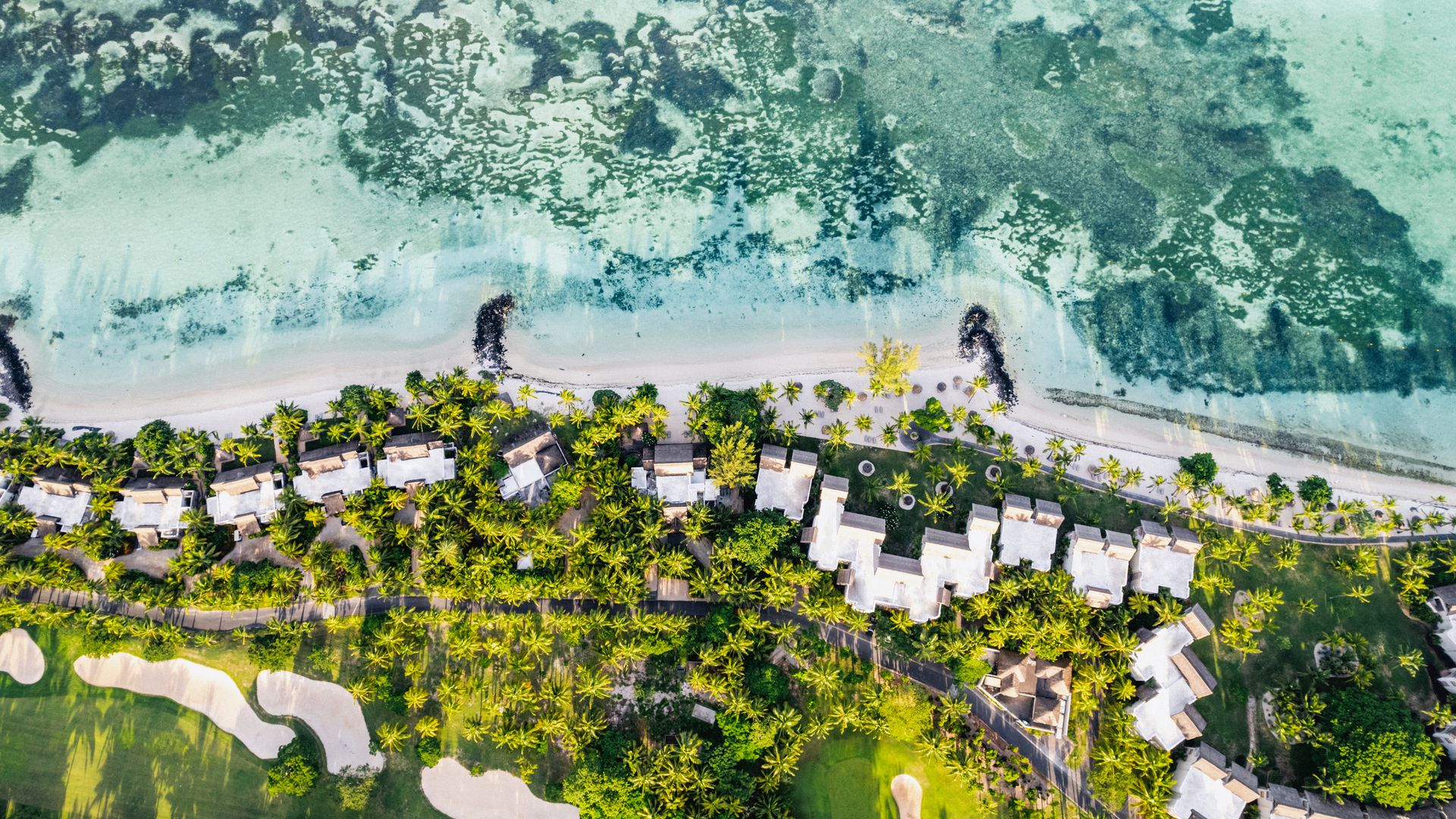 Blick auf den Strand Le Morne und das Paradis Beachcomber Golf Resort & Spa.
