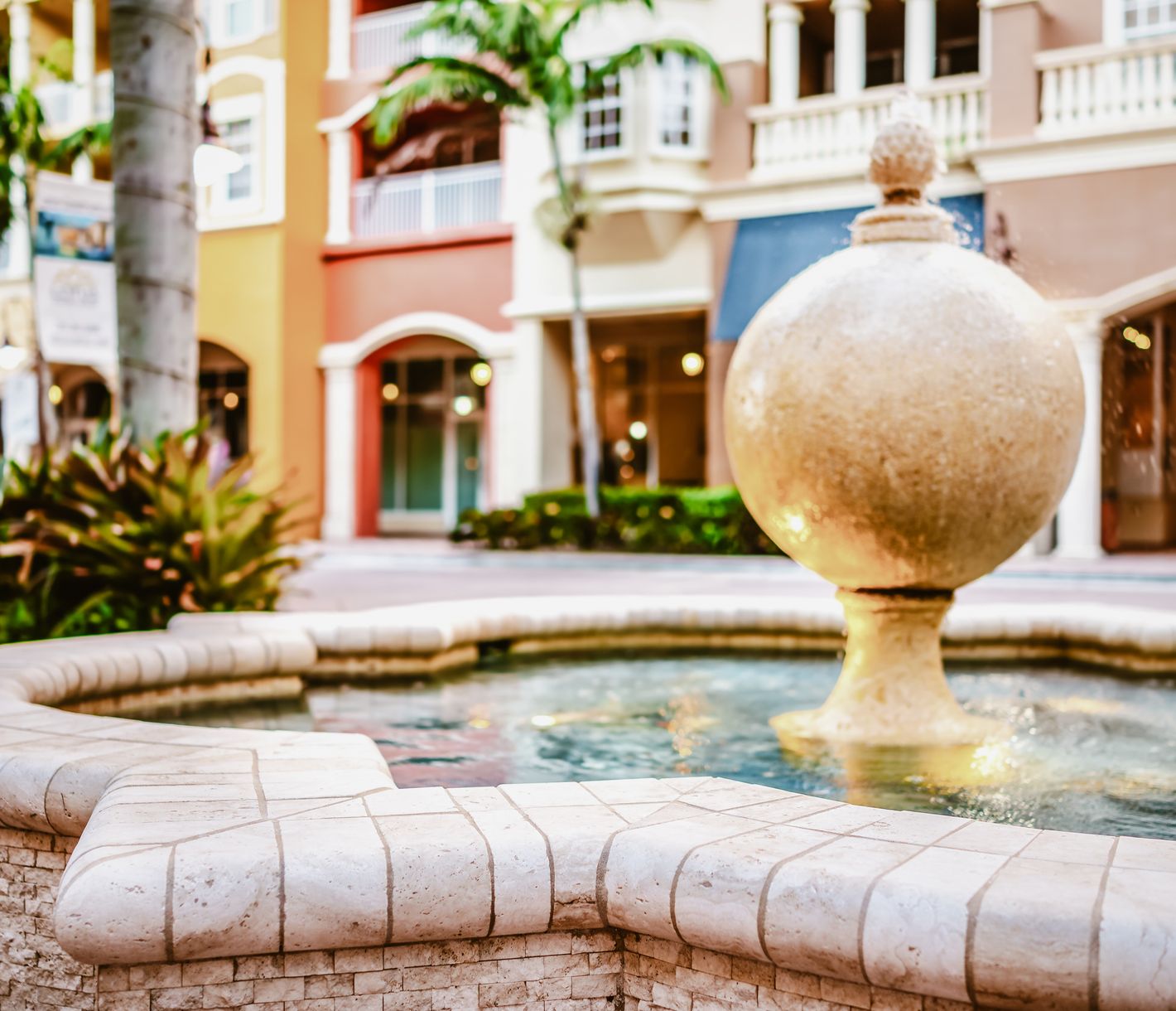 Naples besticht durch seine Eleganz und natürliche Schönheit.