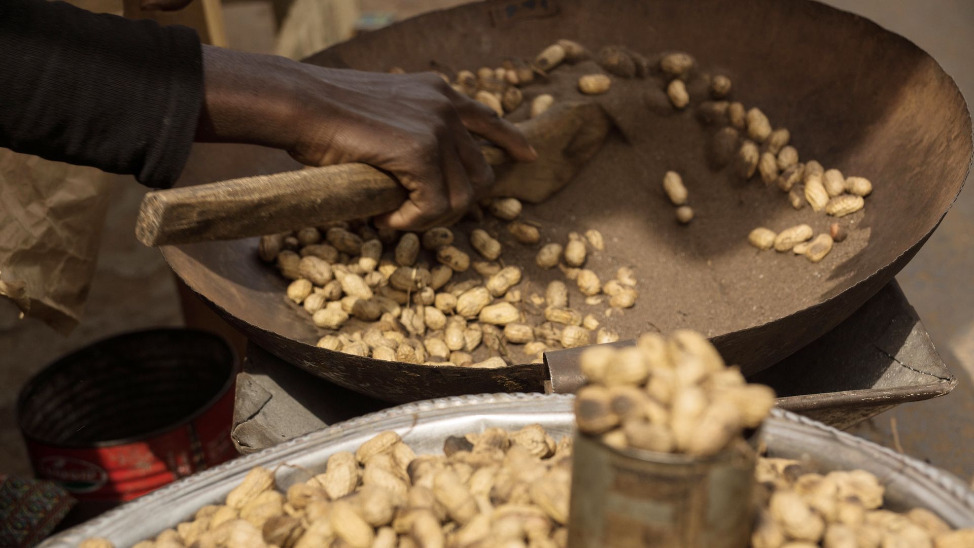 Zubereitung von Erdnüssen auf einem Markt bei Serekunda, Gambia