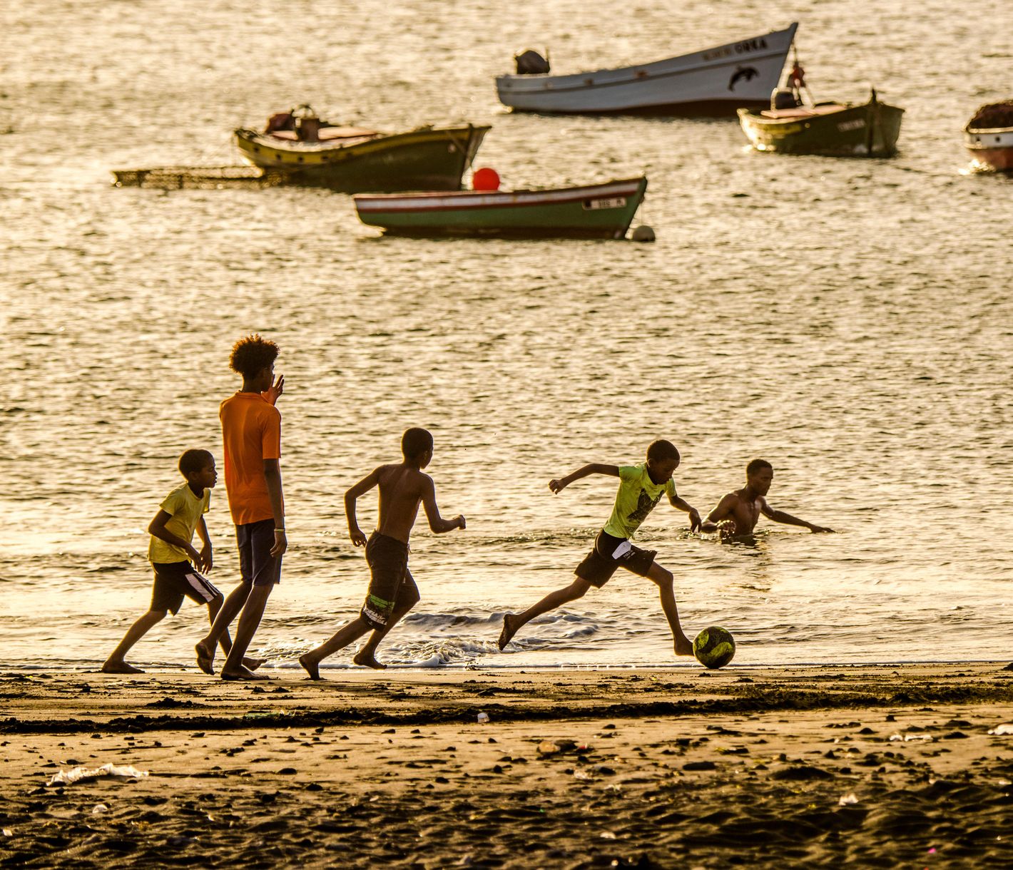 Der Strand von São Nicolau, wo Fussball auf die Fischerei trifft.