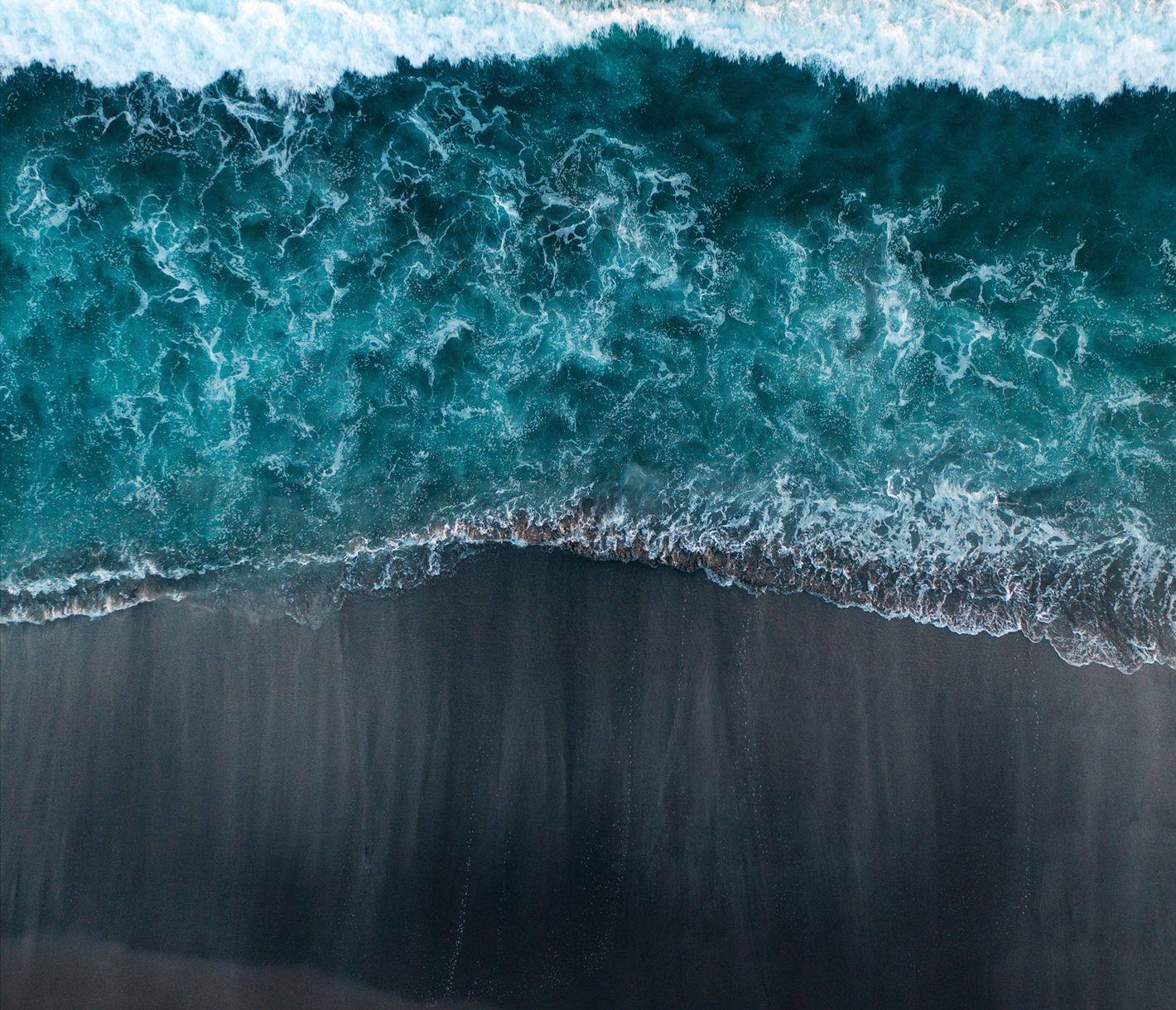 Schwarzer Sandstrand bei der Pointe du Diable in der Nähe von St. Pierre