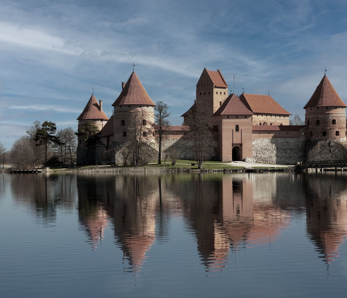 Die Wasserburg Trakai liegt auf einer Insel inmitten des Galvesees.