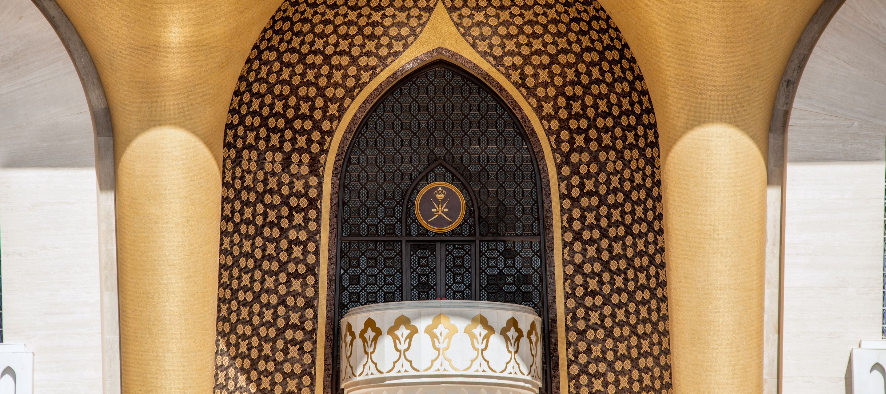 Avez-vous relevé les nombreux détails architecturaux du palais d’Al Alam ?