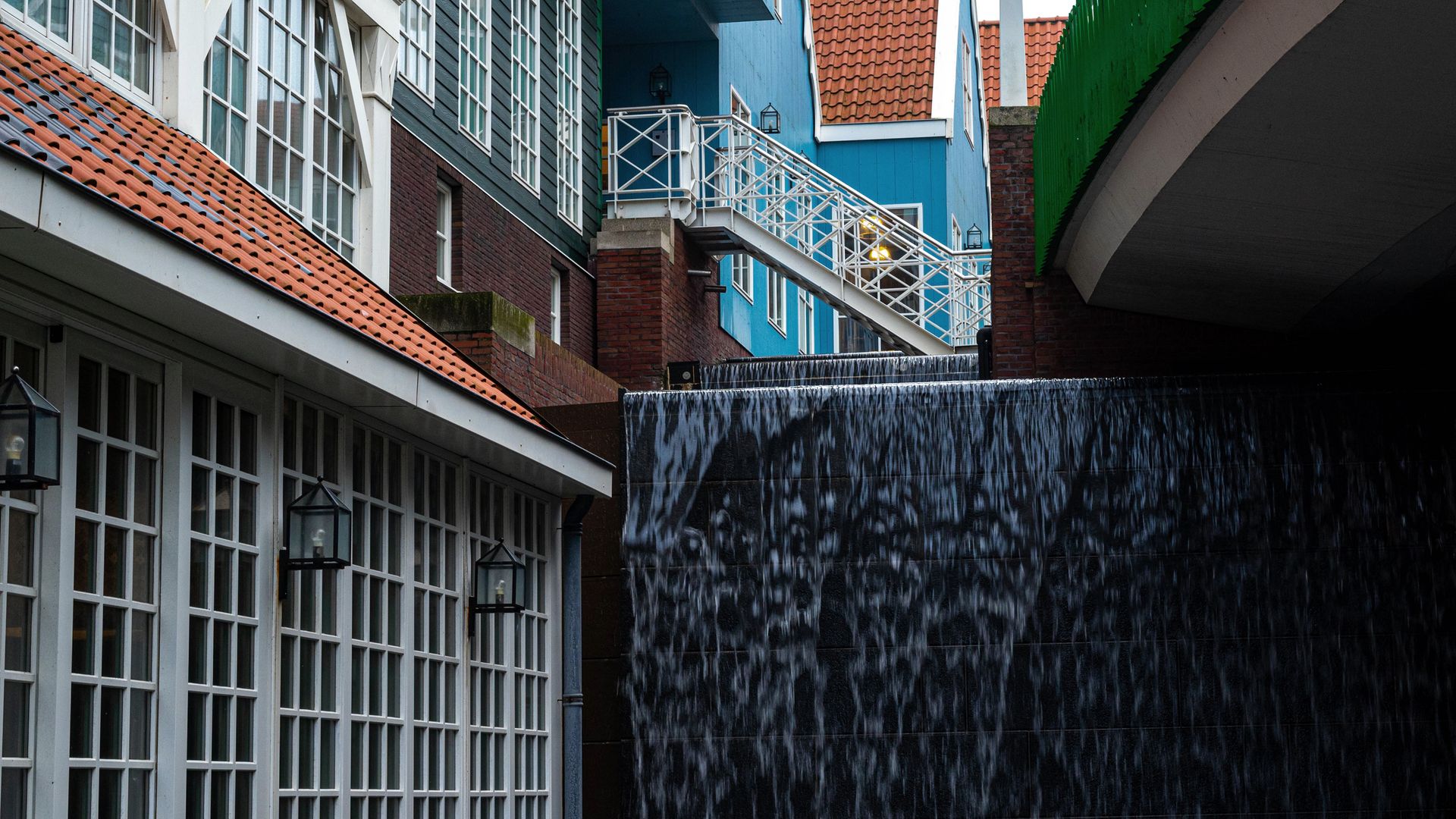 Cascade artificielle au centre-ville de Zaandam, province de Hollande-Septentrionale