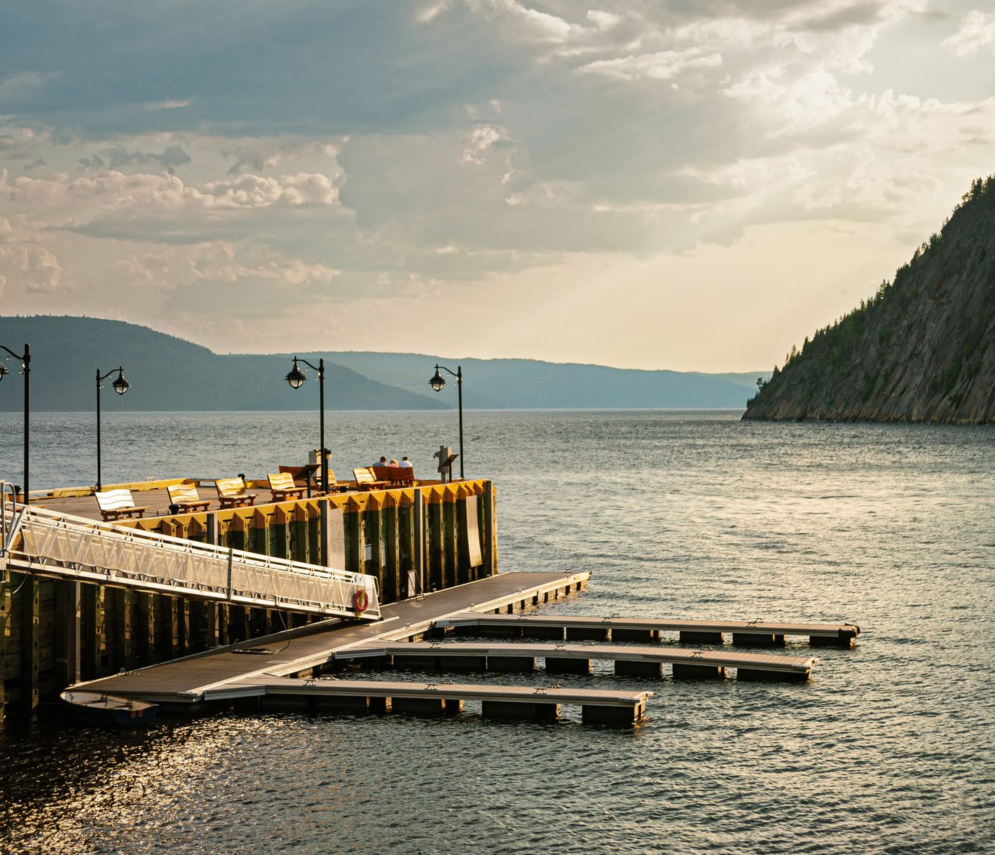 Ambiance de fin de journée dans un port du Saguenay.