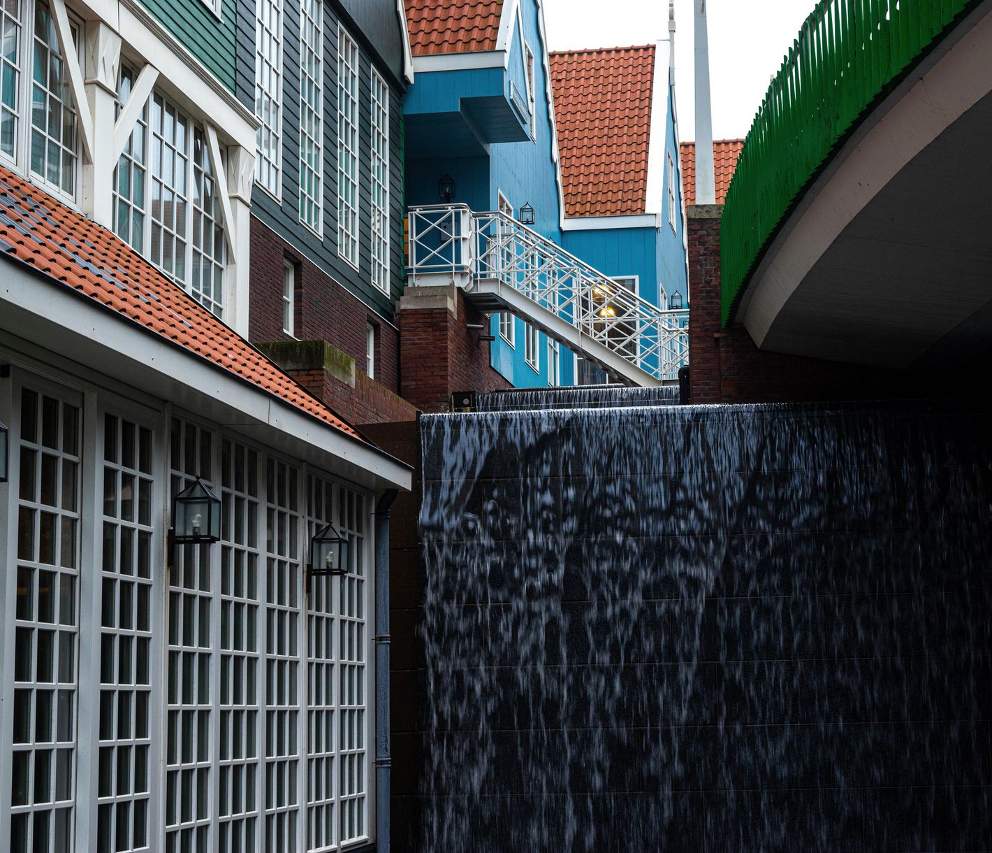 Künstlicher Wasserfall in der Innenstadt von Zaandam, Noord-Holland