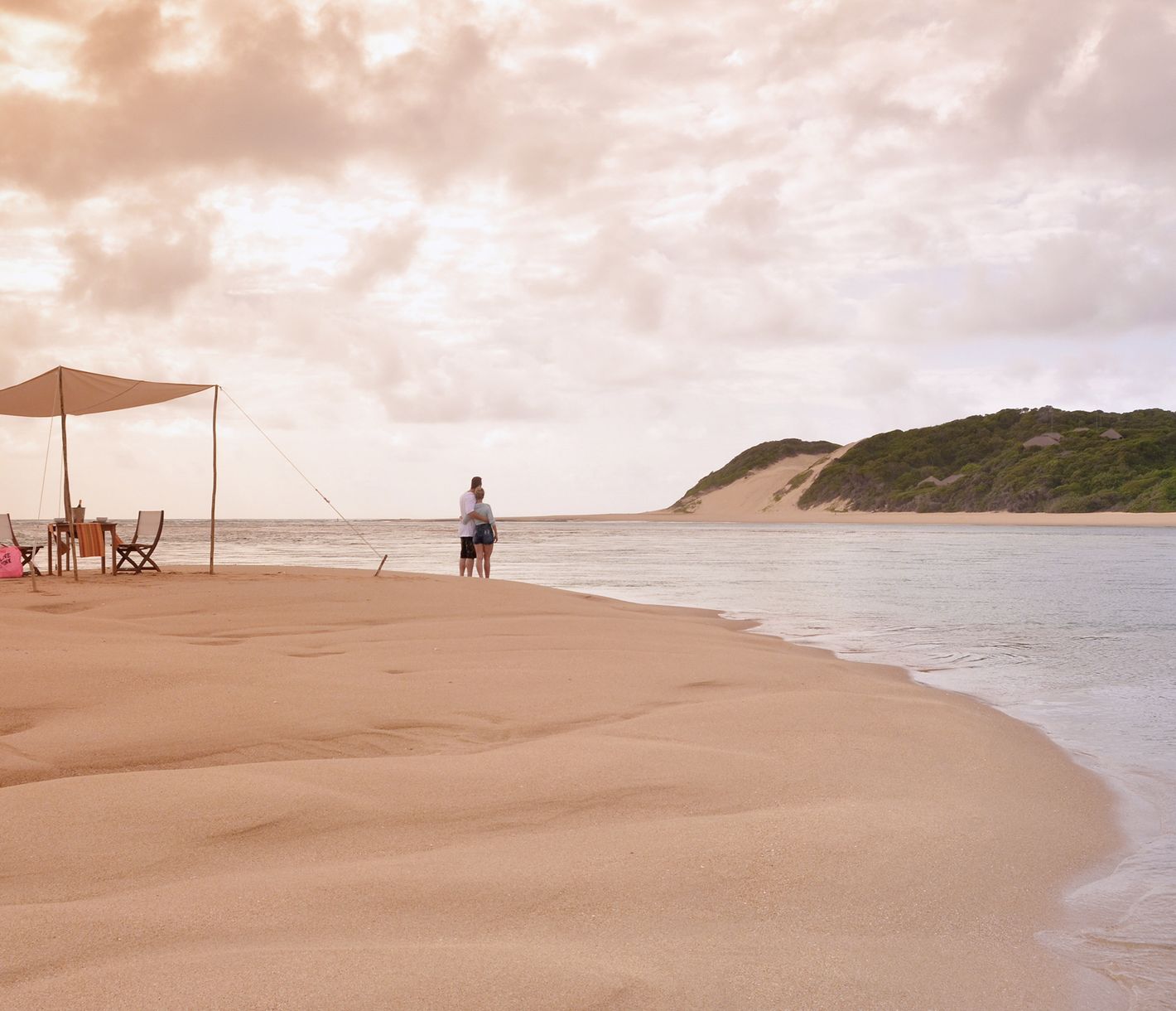 Seul face à la beauté sauvages des plages du Mozambique...