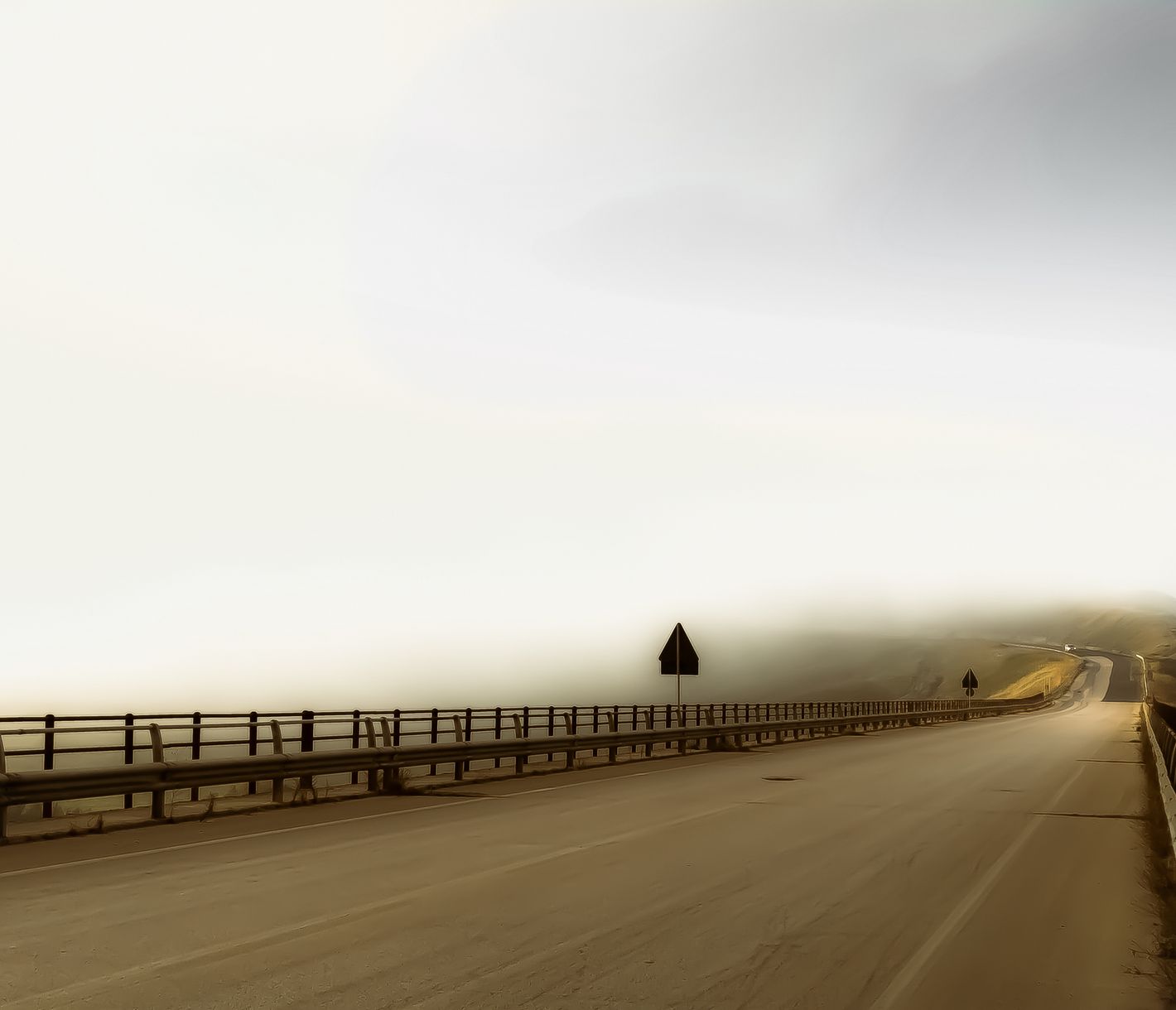 Sizilianische Landstrasse bei Piazza Armerina im Morgenlicht