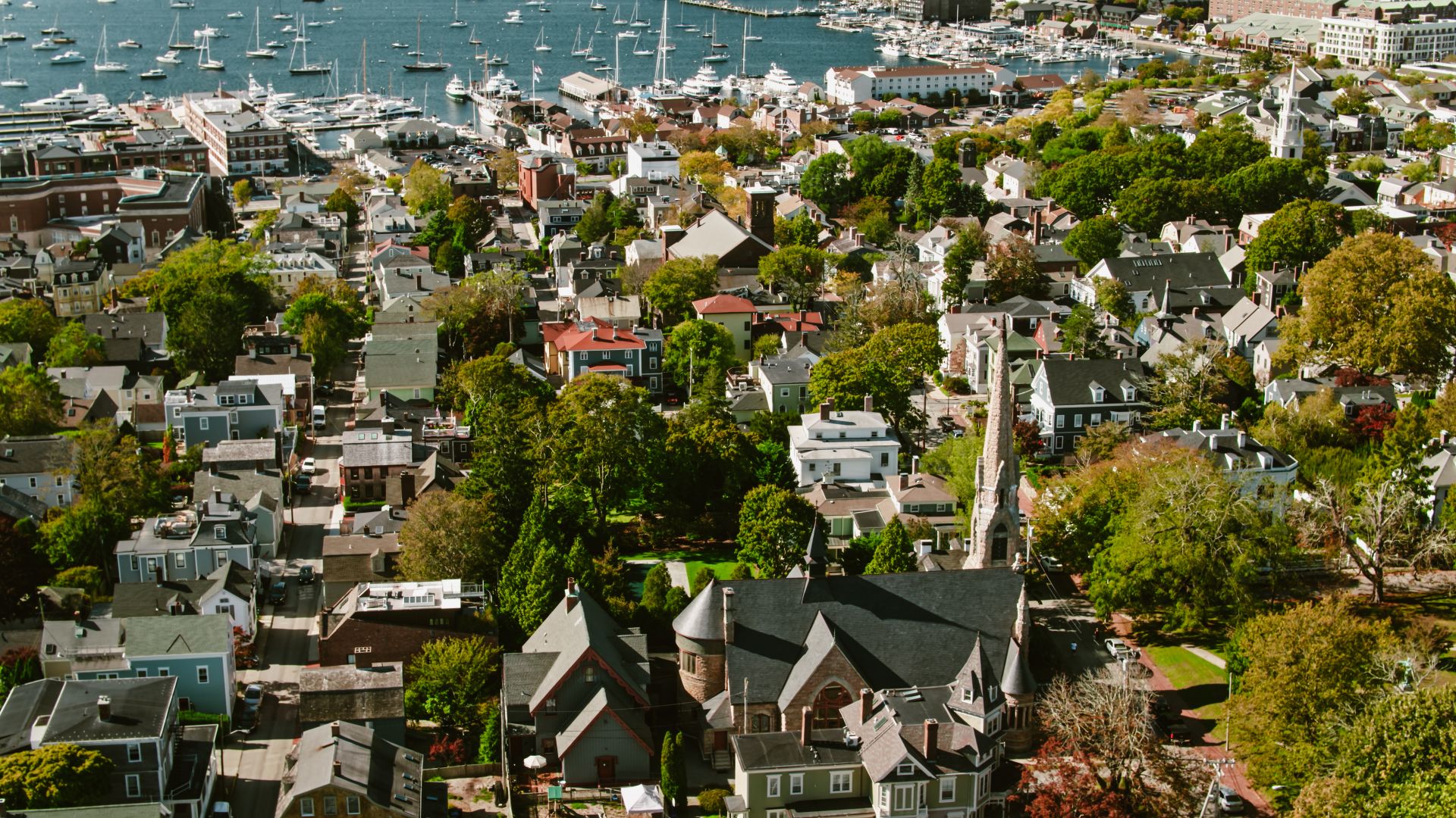 Newport, Rhode Island, ist eine elegante Küstenstadt, die für ihre prächtigen Villen aus der Gilded Age und ihre maritime Geschichte bekannt ist.