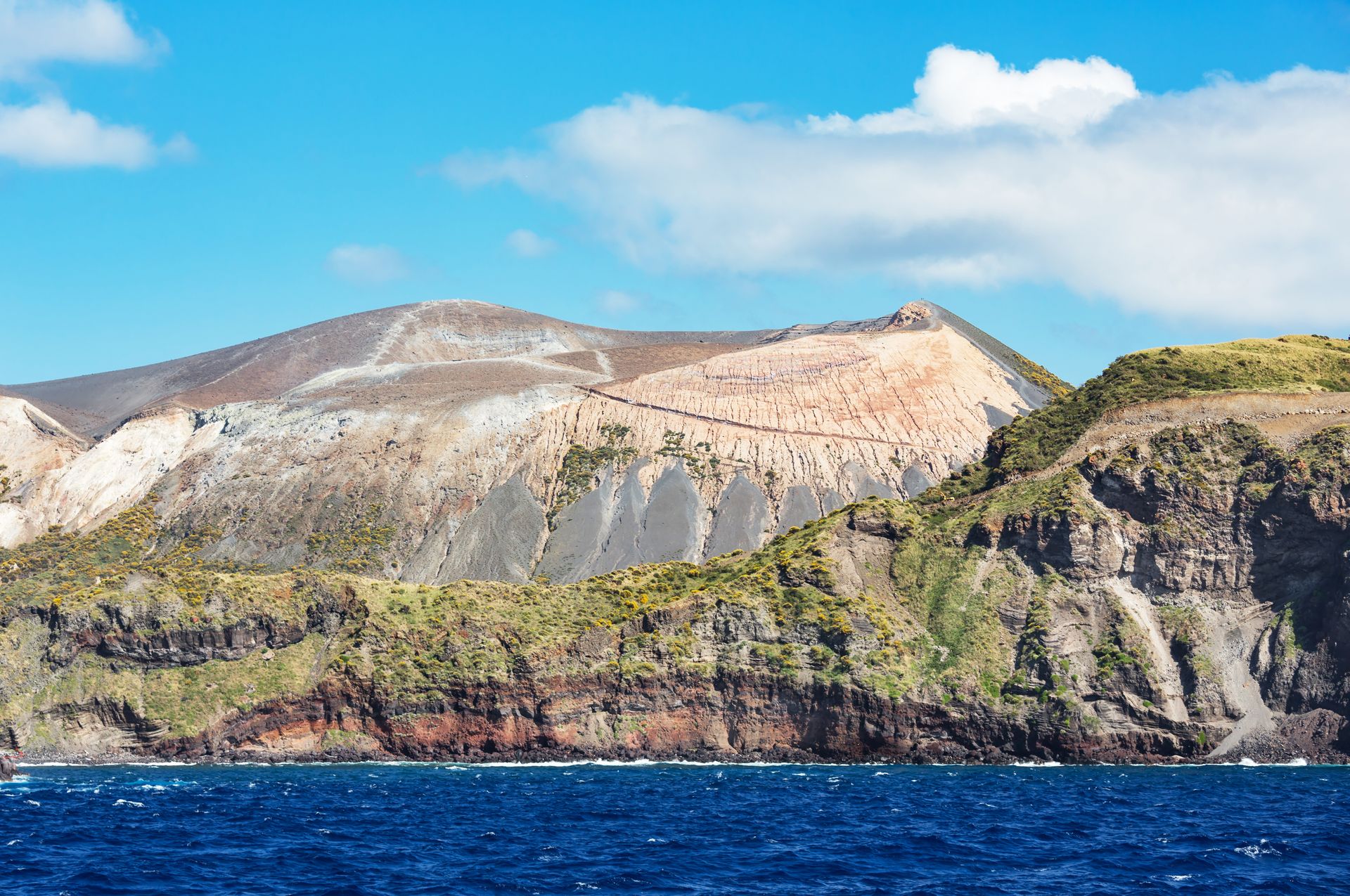 Blick auf den Krater auf der Insel Vulcano