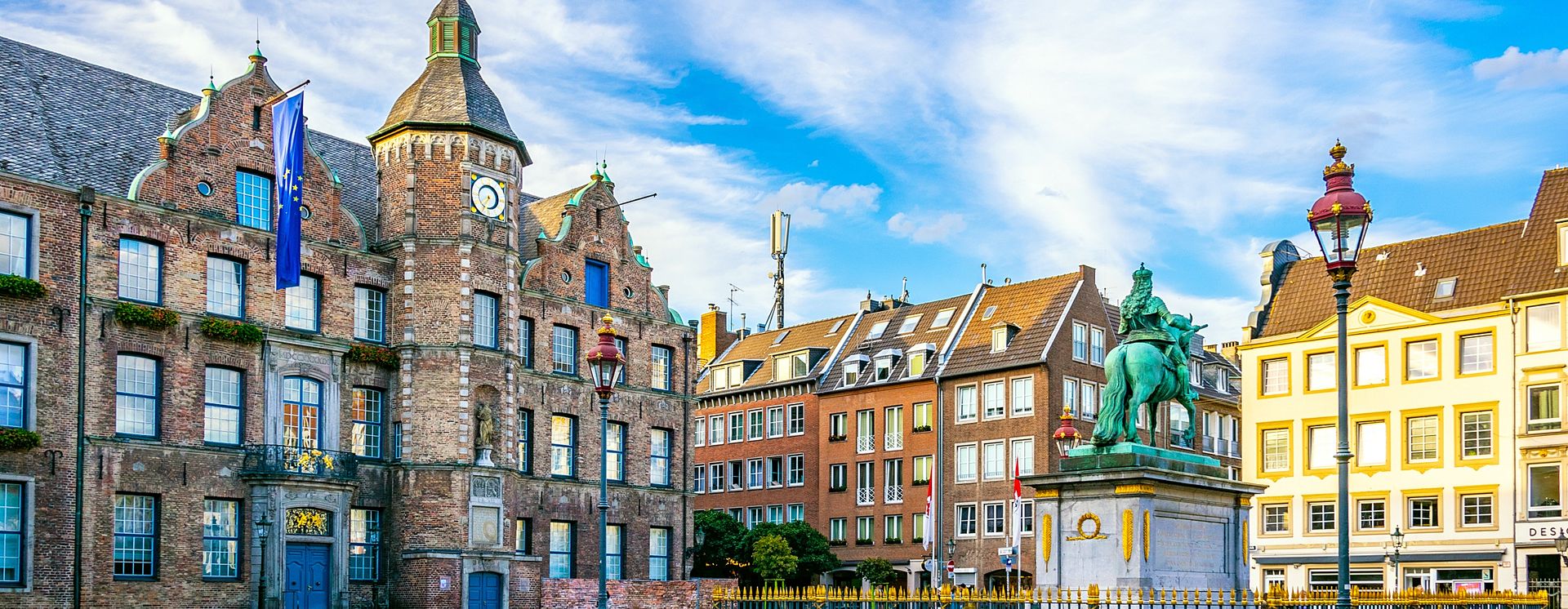 La Marktplatz, l’hôtel de ville et la statue de Jan Wellem