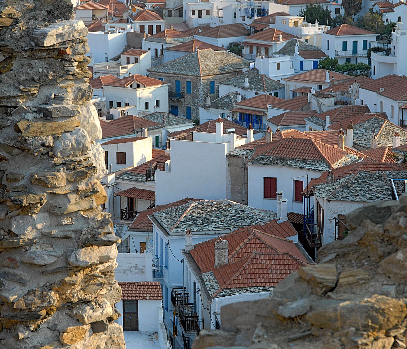 Sicht von der Burg auf die Altstadt von Skopelos