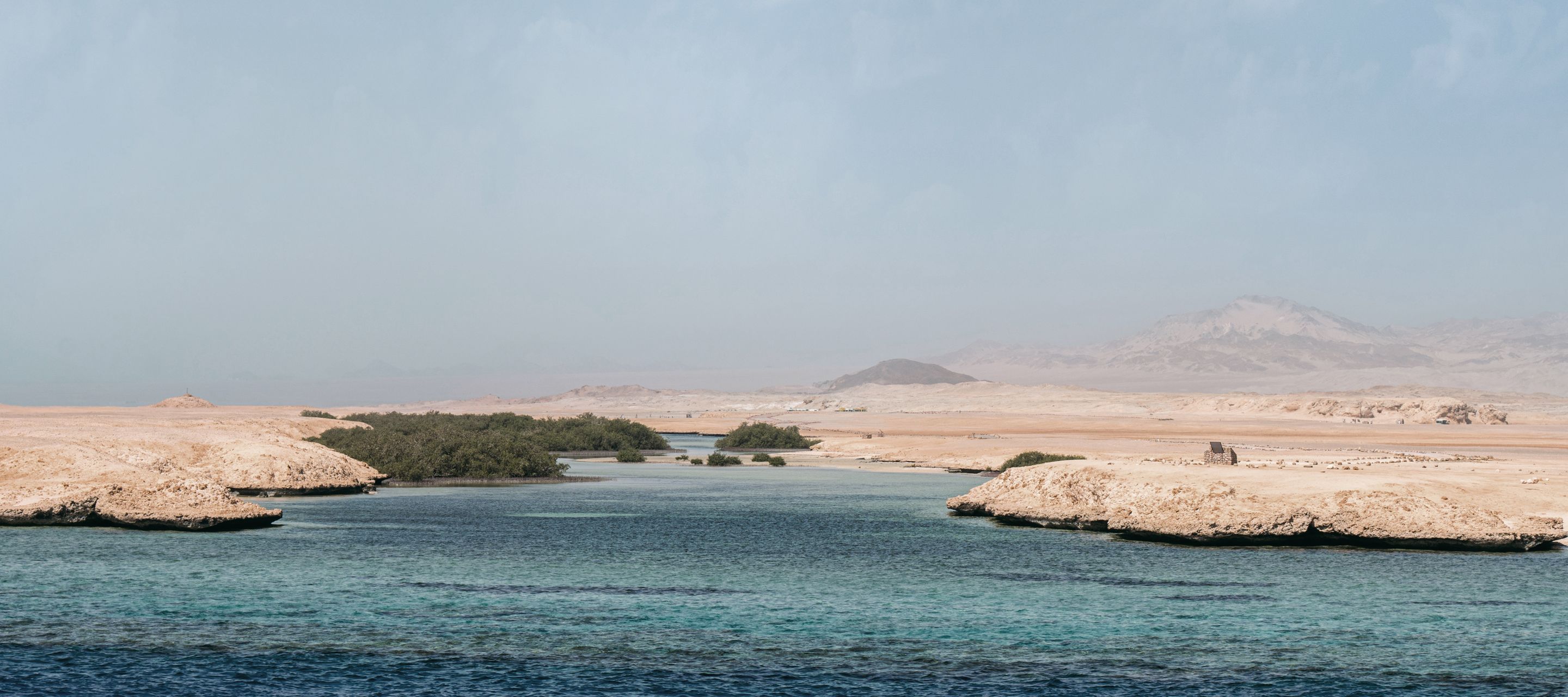 Wasser trifft auf Wüste im Nationalpark Ras Mohammed