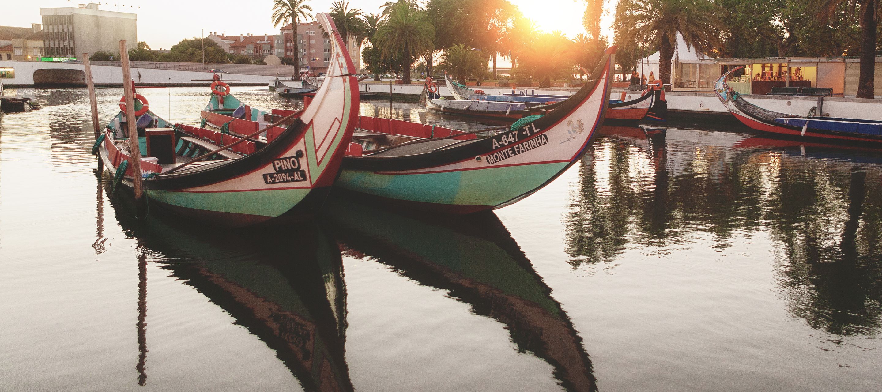 Die farbenfrohen Bateira-Boote sind ein wahrer Blickfang. Dieses hier schwimmt auf dem stillen Gewässer der idyllischen Lagune von Aveiro.