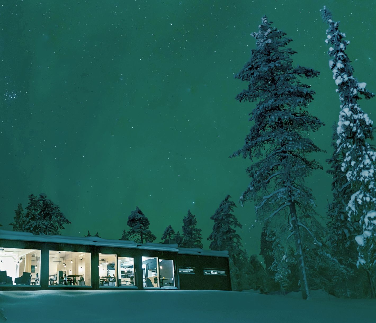 Aurora Borealis über dem Restaurant der Arctic Skylight Lodge