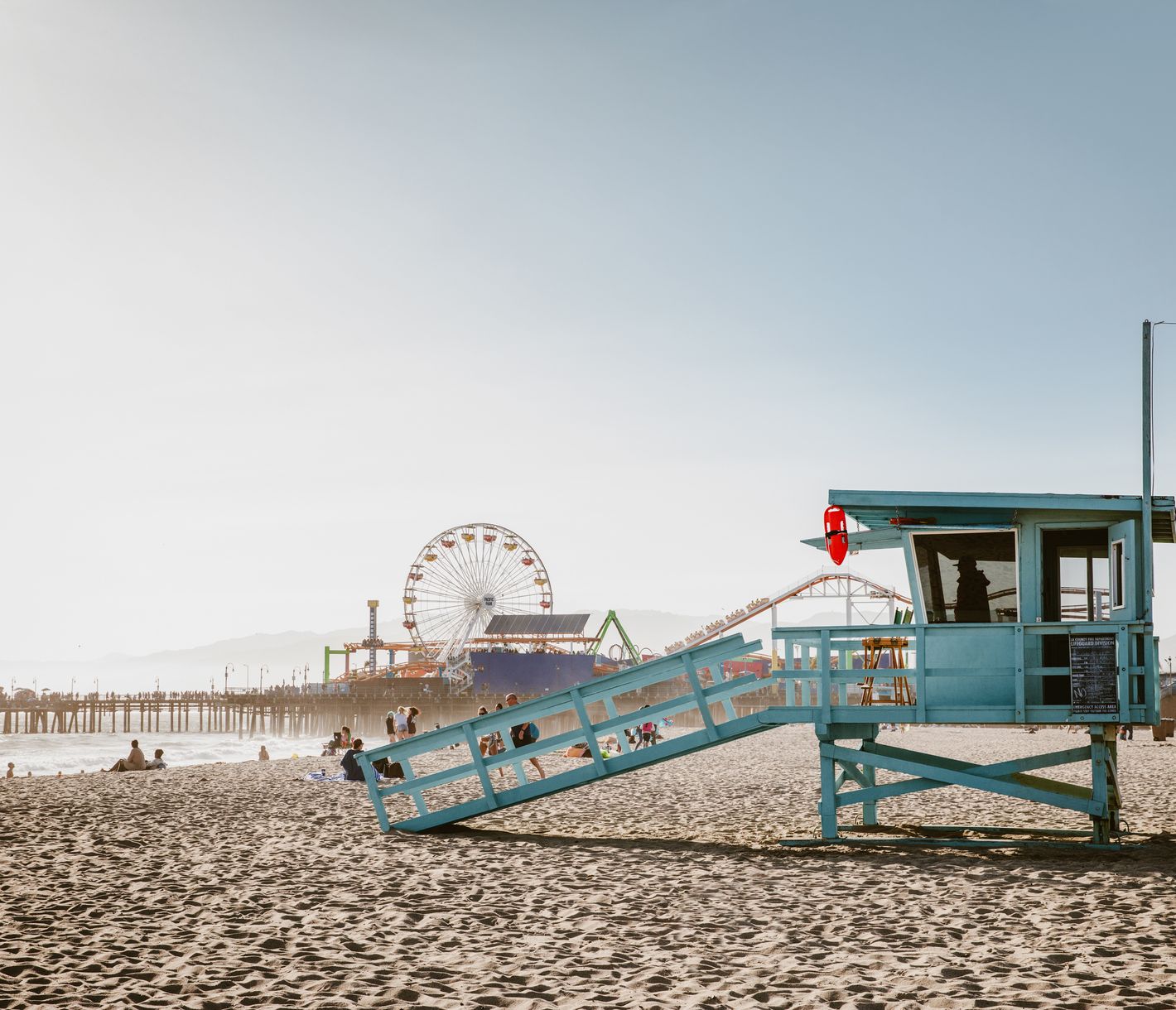 Santa Monica ist ein Stadtteil von Los Angeles und liegt am Pazifik.