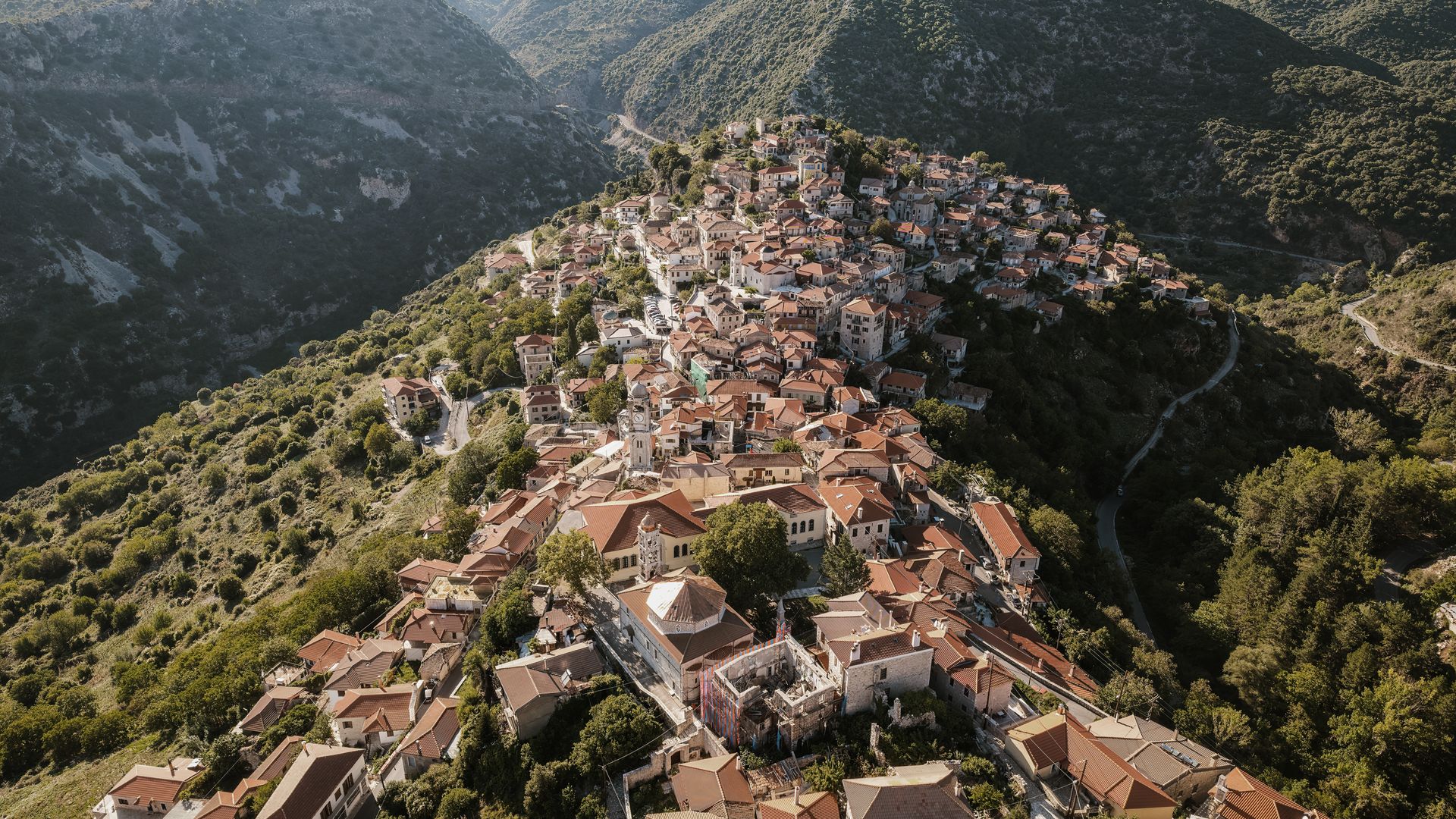 Dimitsana von oben – Bergidylle in Arkadien