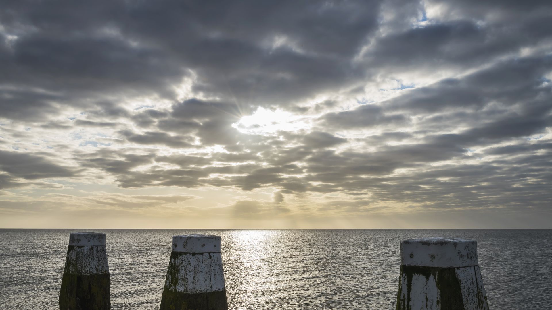 Bornes d’amarrage proches de la digue qui relie les provinces de Hollande-Septentrionale et de Frise