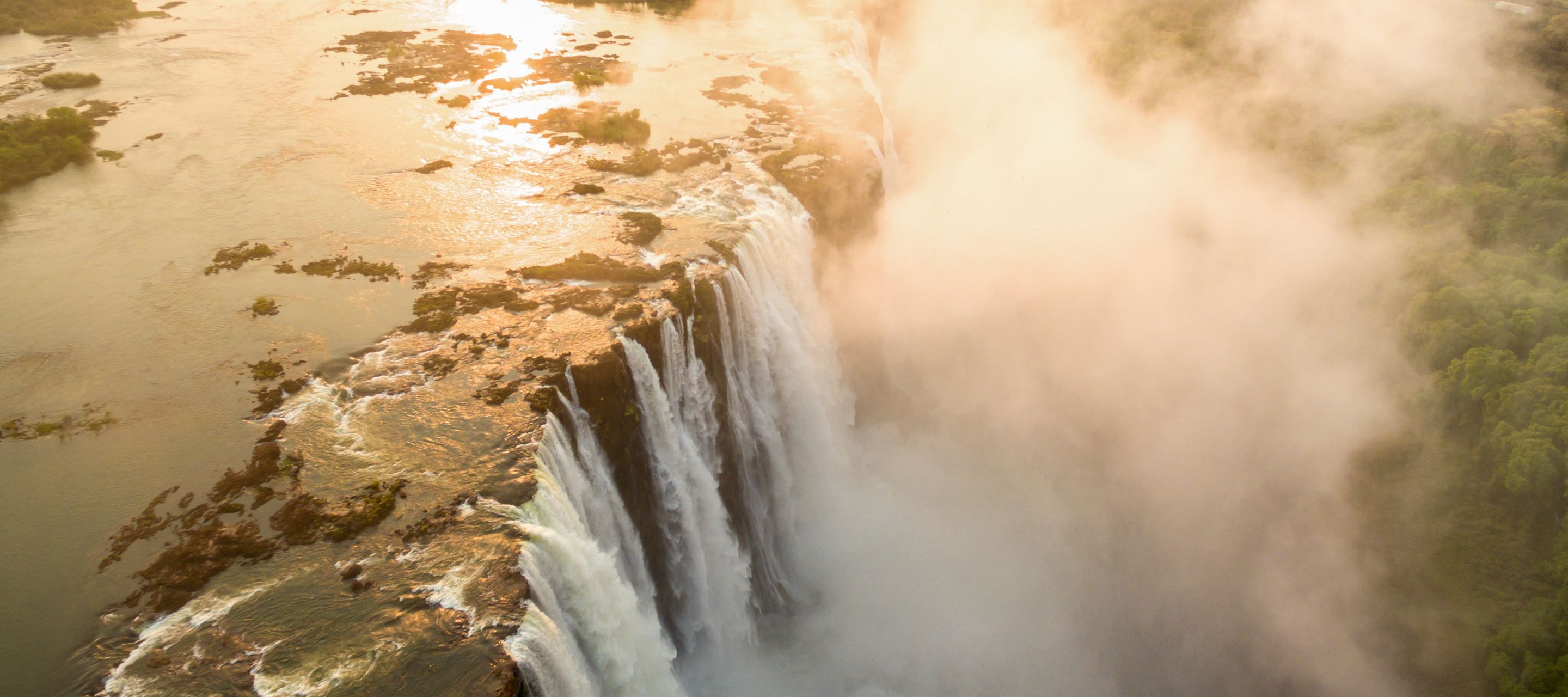 Les inoubliables Chutes Victoria plongent de 120 m sur une largeur de près de 2 kilomètres.