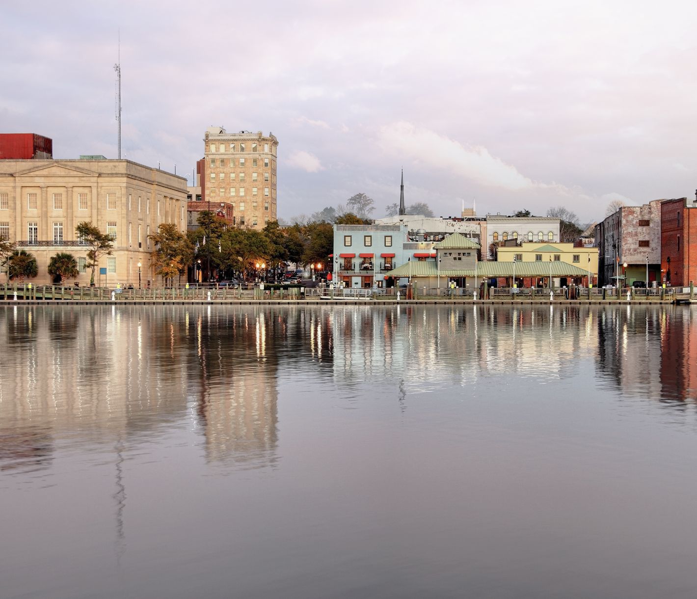 Das historische Stadtzentrum von Willmington liegt an einer malerischen Uferpromenade.