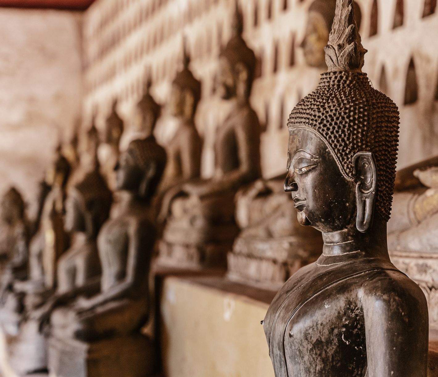 Reihen von Buddha-Statuen in Vientianes ältestem Tempel Wat Si Saket
