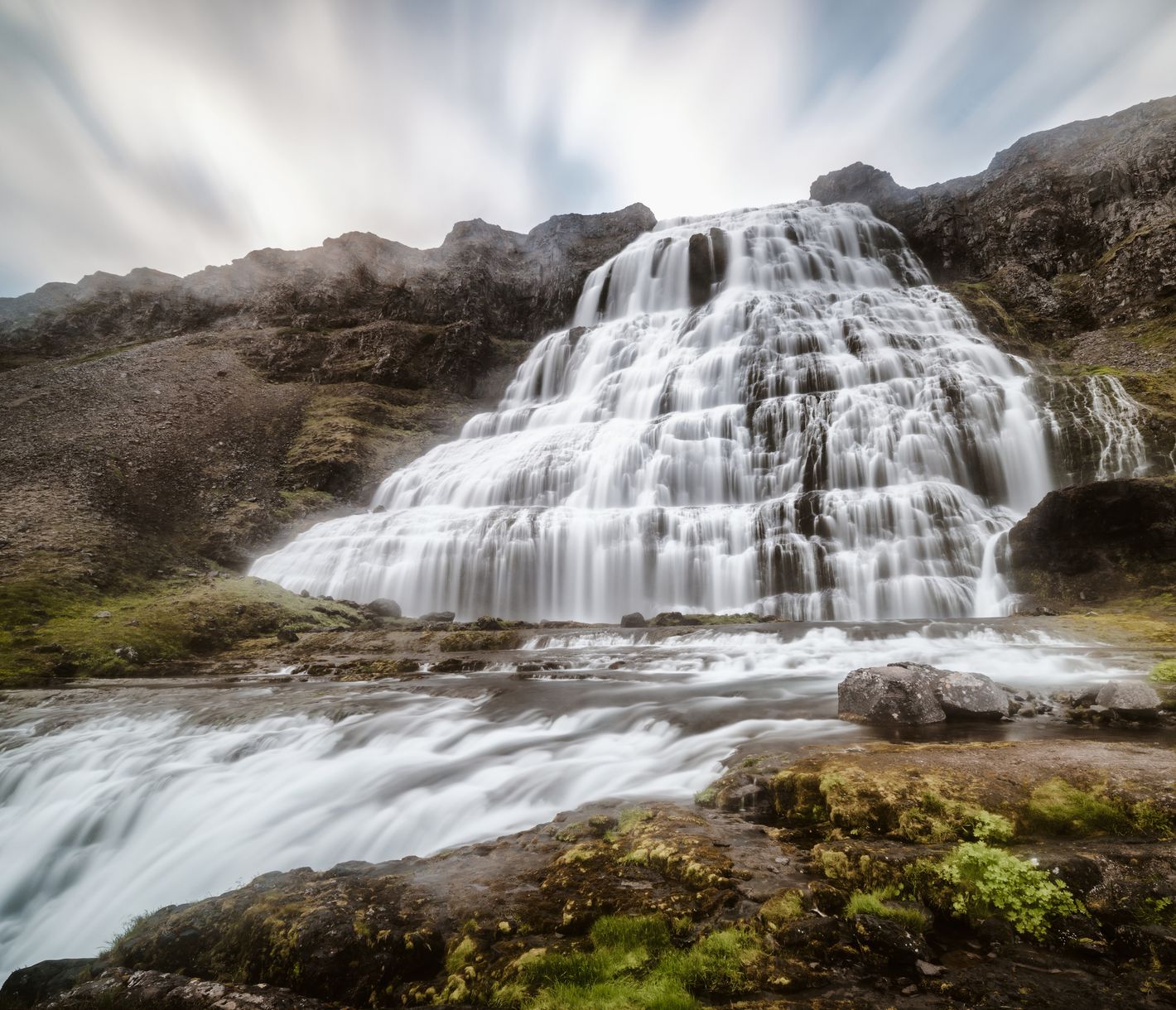 Der dröhnende und tobende Wasserfall