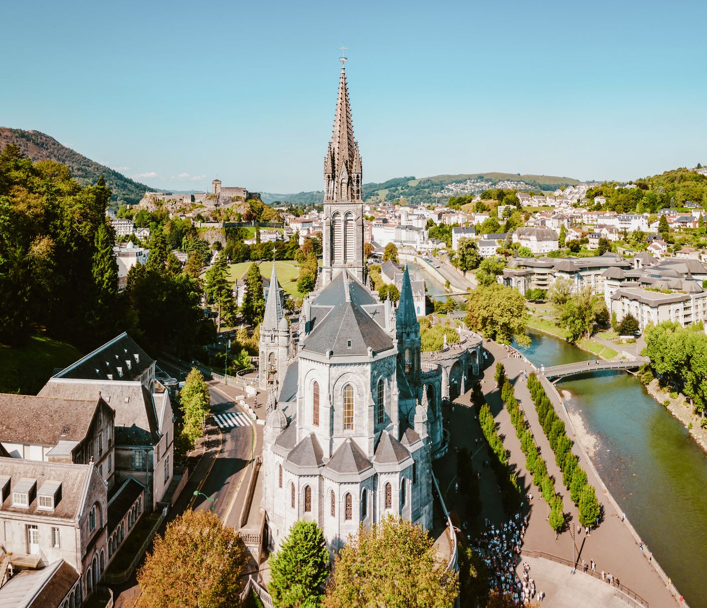 Une des plus célèbres villes de pèlerinage française, Lourdes est également un des hauts lieux de spiritualité dans le monde. Ce sont les dix-huit apparitions de la Vierge que la jeune bergère Bernadette Soubirous dit avoir vues en 1858 qui ont changé à tout jamais la destinée de ce bourg.