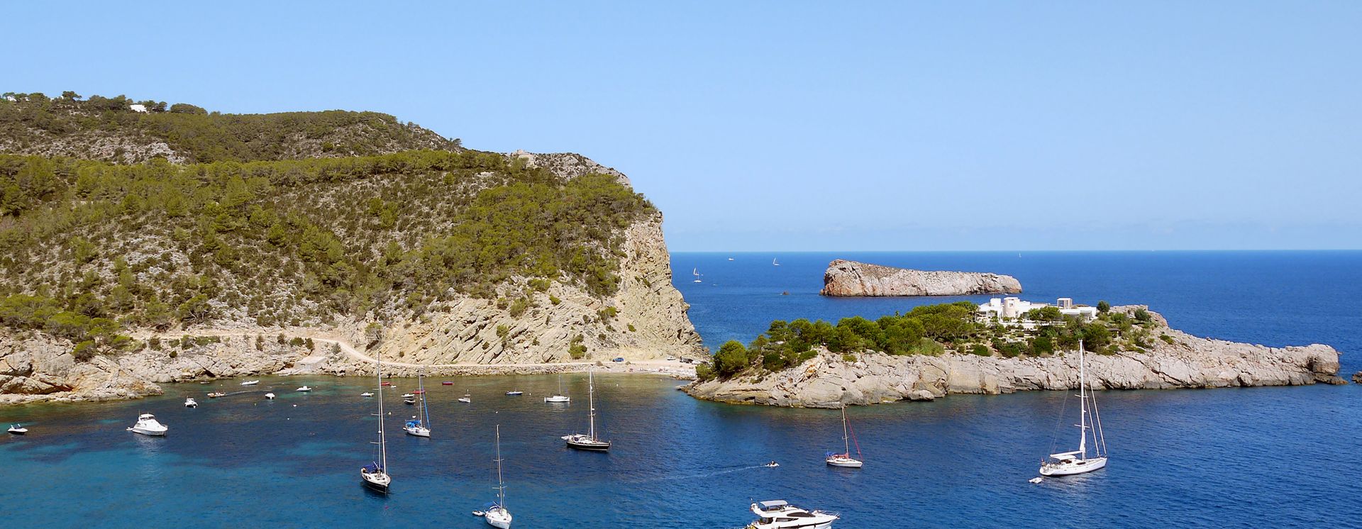 Bateaux à voile dans la baie de San Miguel