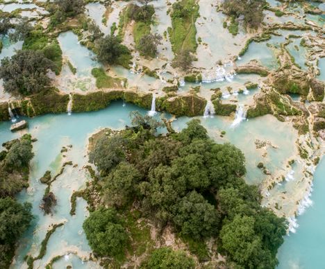 Entre juin et septembre, le wadi Darbat se transforme et offre de profondes chutes d'eau.