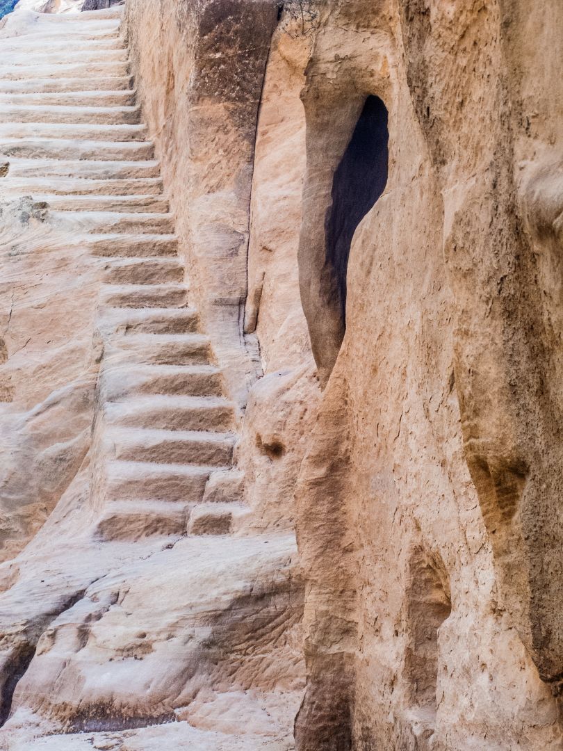 Des escaliers taillés dans la pierre à Little Petra.