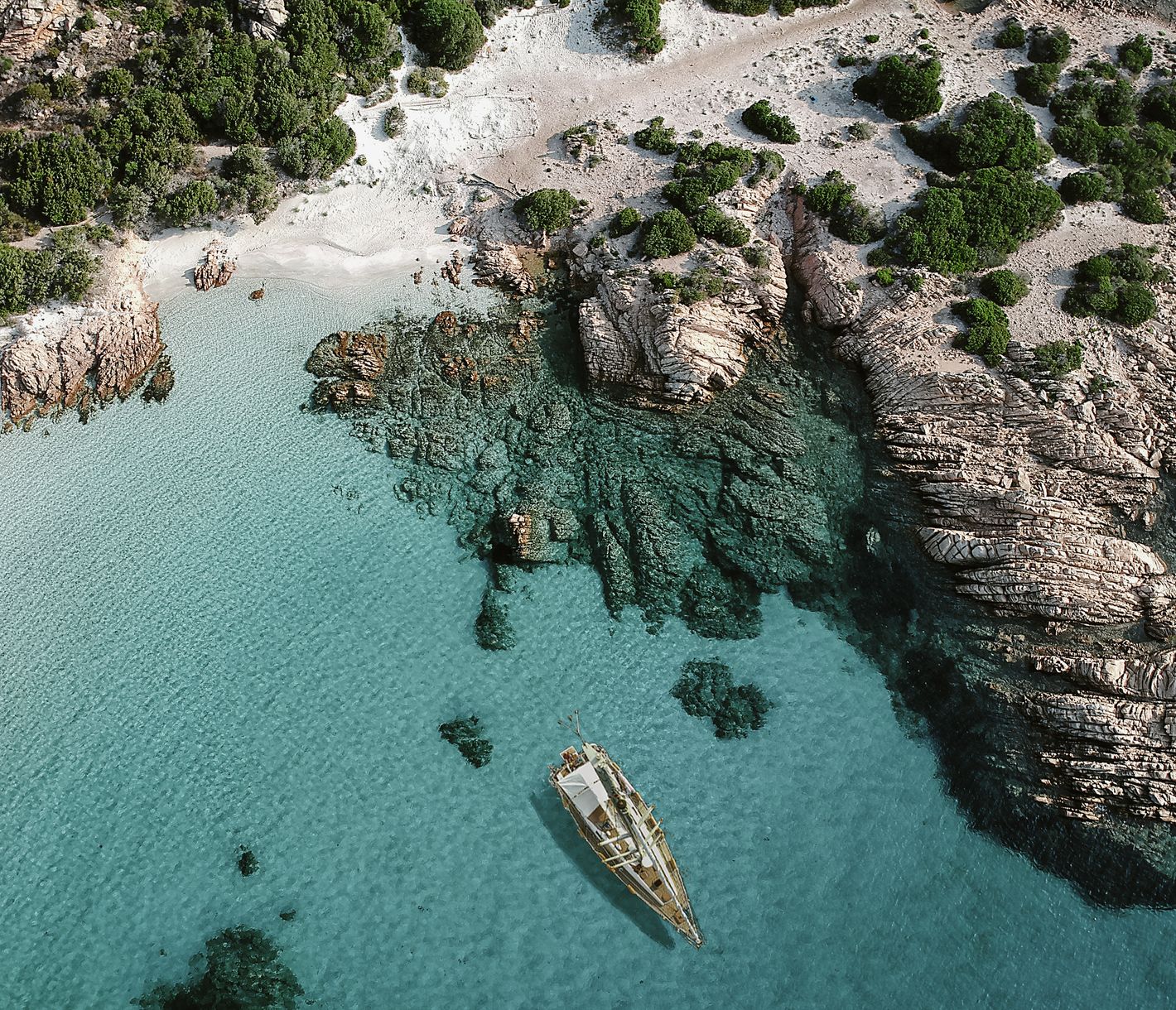 La Maddalena – Luftaufnahme des traumhaften Strandes bei Olbia, Sardinien