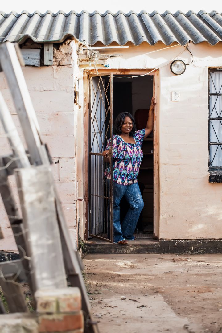 Une habitante devant sa maison dans la périphérie du Cap