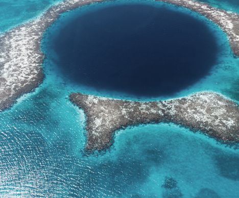 Auf der Bucketlist eines Tauchers steht das Great Blue Hole mit fast 300 m Durchmesser und 125 m Tiefe.