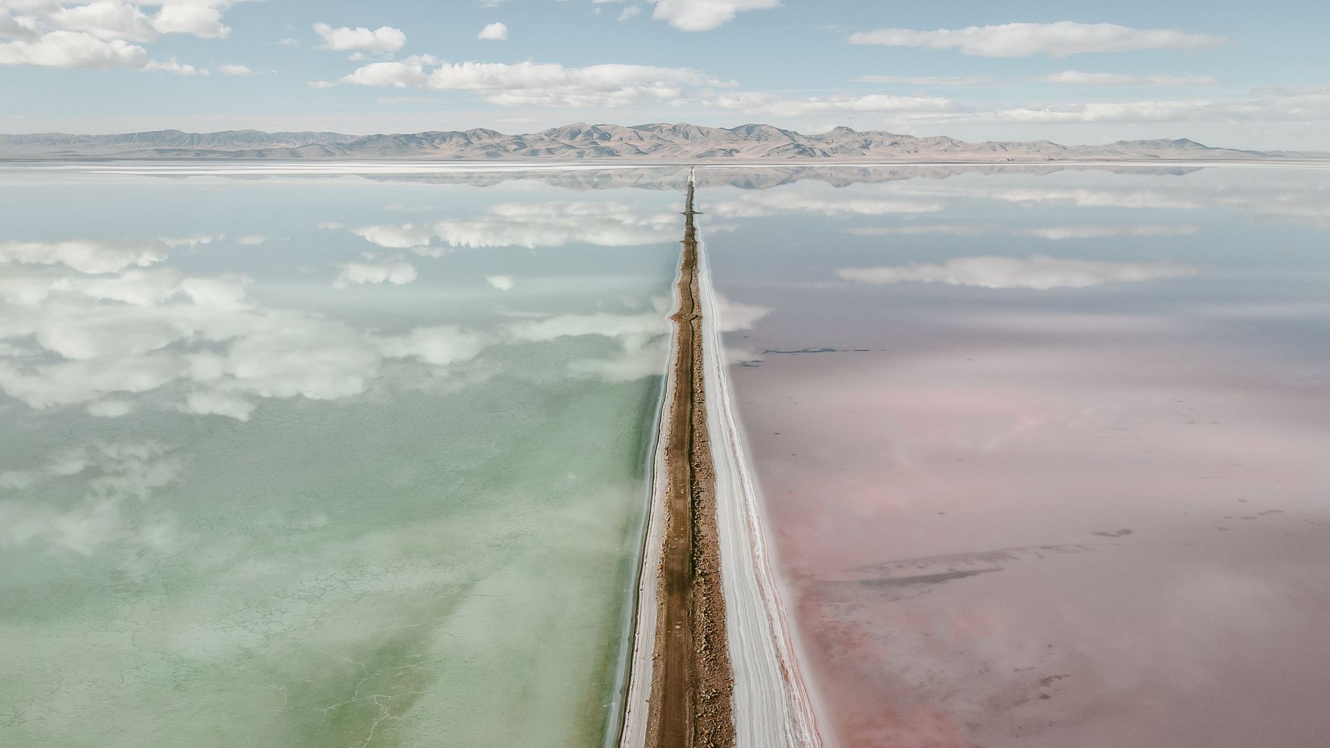 Der Great Salt Lake ist ein faszinierendes Gewässer mit einzigartigen Farben.