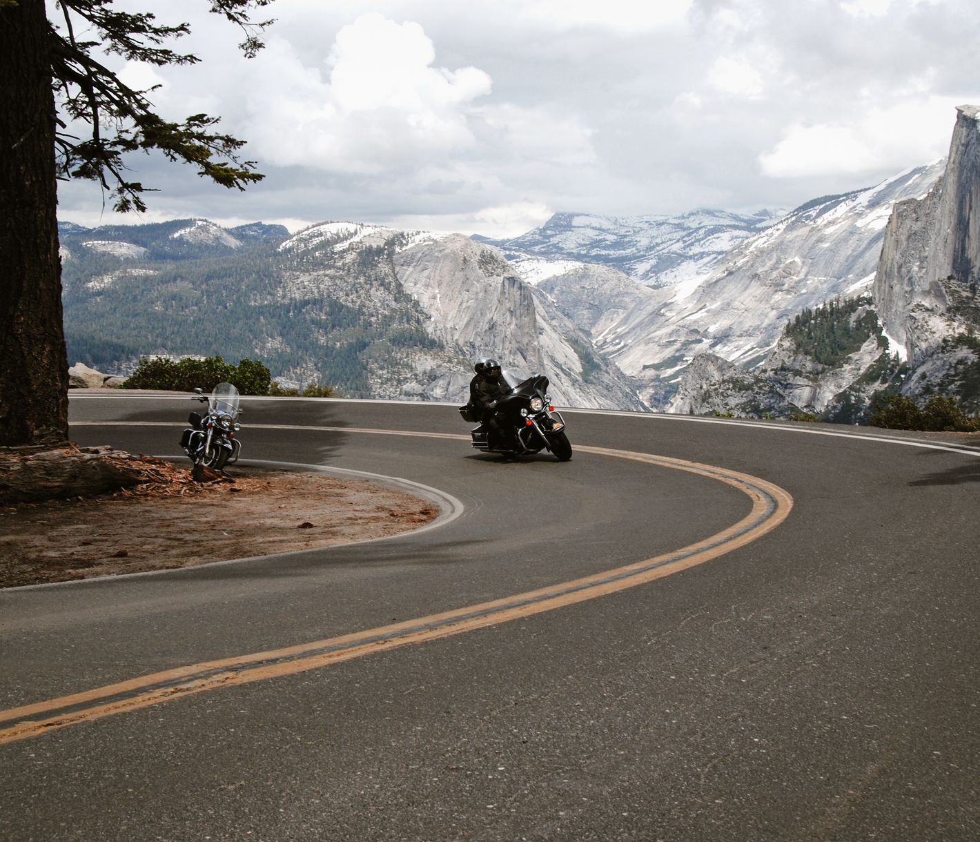 Die kurvenreichen Strassen im Yosemite Nationalpark bieten Motorradfahrer traumhafte Ausblicke.