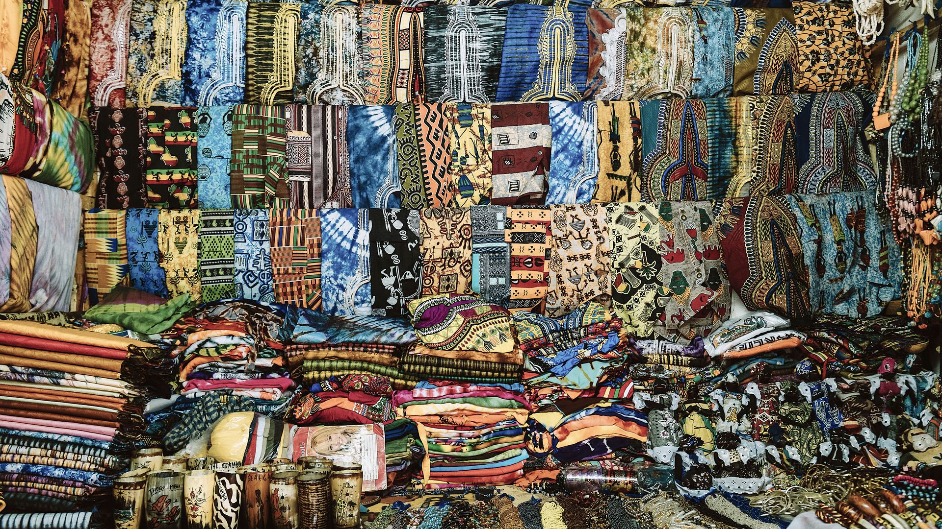 Ein Marktstand mit für Afrika typisch farbenfrohen Textilien