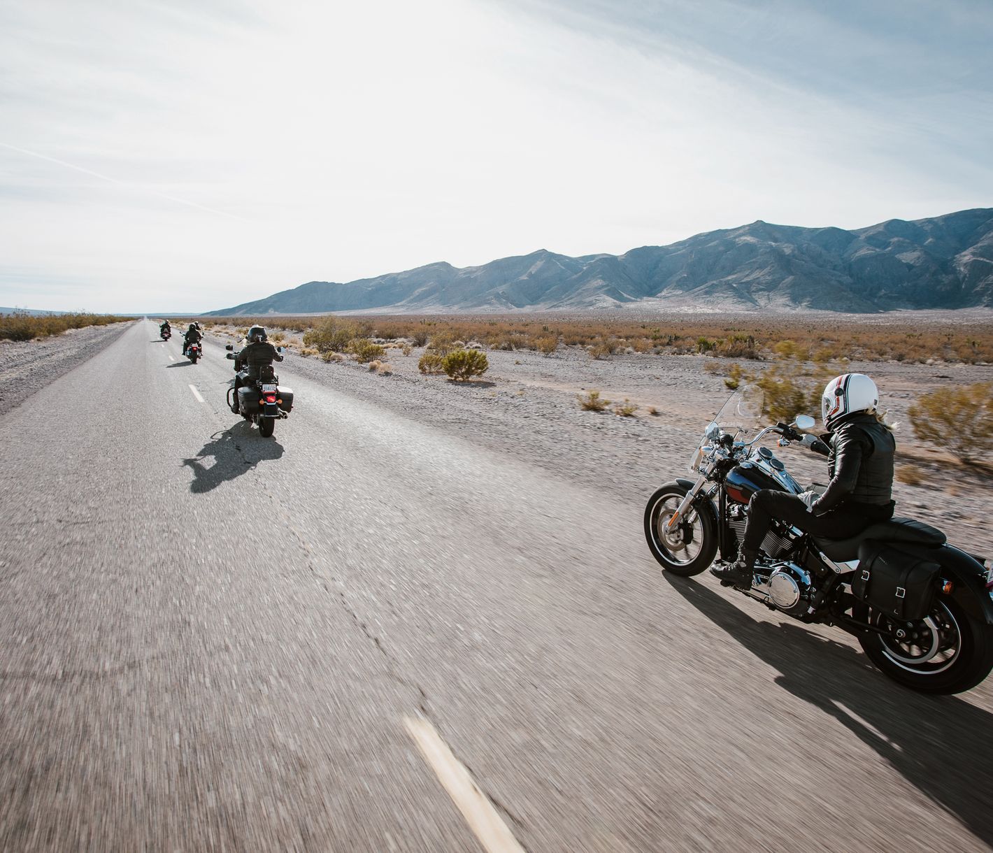 Motorradfahrer auf einem einsamen Highway im Südwesten der USA