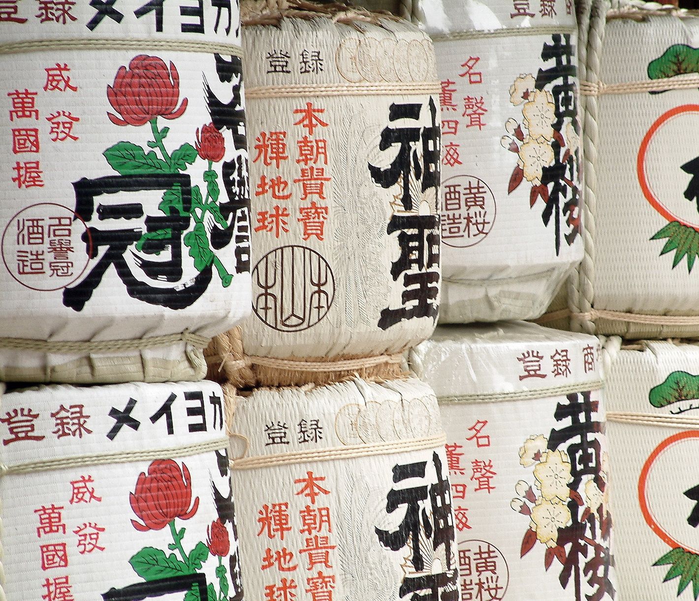 Des tonneaux de saké traditionnels au sanctuaire Hachimangu de Tsurugaoka à Kamakura.