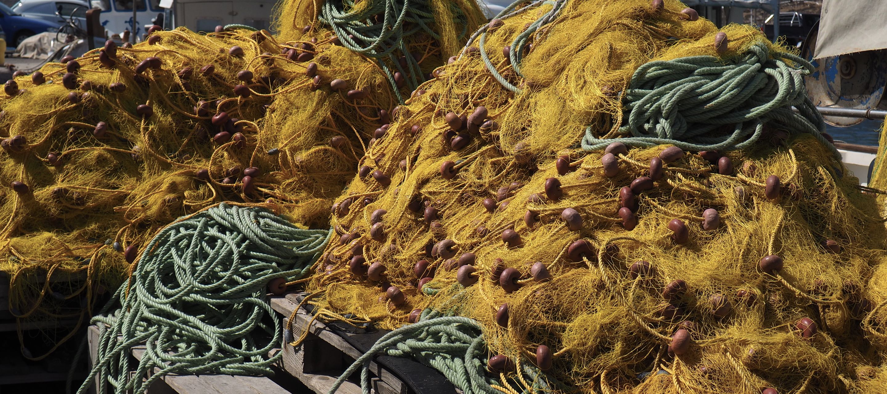 Der Hafen von Karavostasi, ein Umschlagplatz der Fischerboote von Folegandros