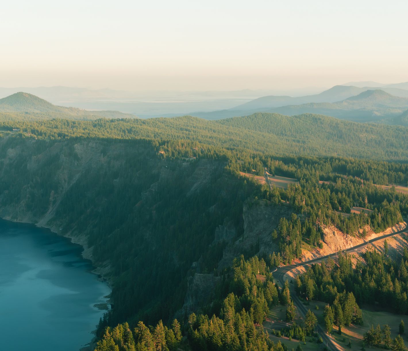 Die Strasse rund um den Crater Lake verwöhnt mit atemberaubenden Ausblicken auf den tiefblauen Kratersee.