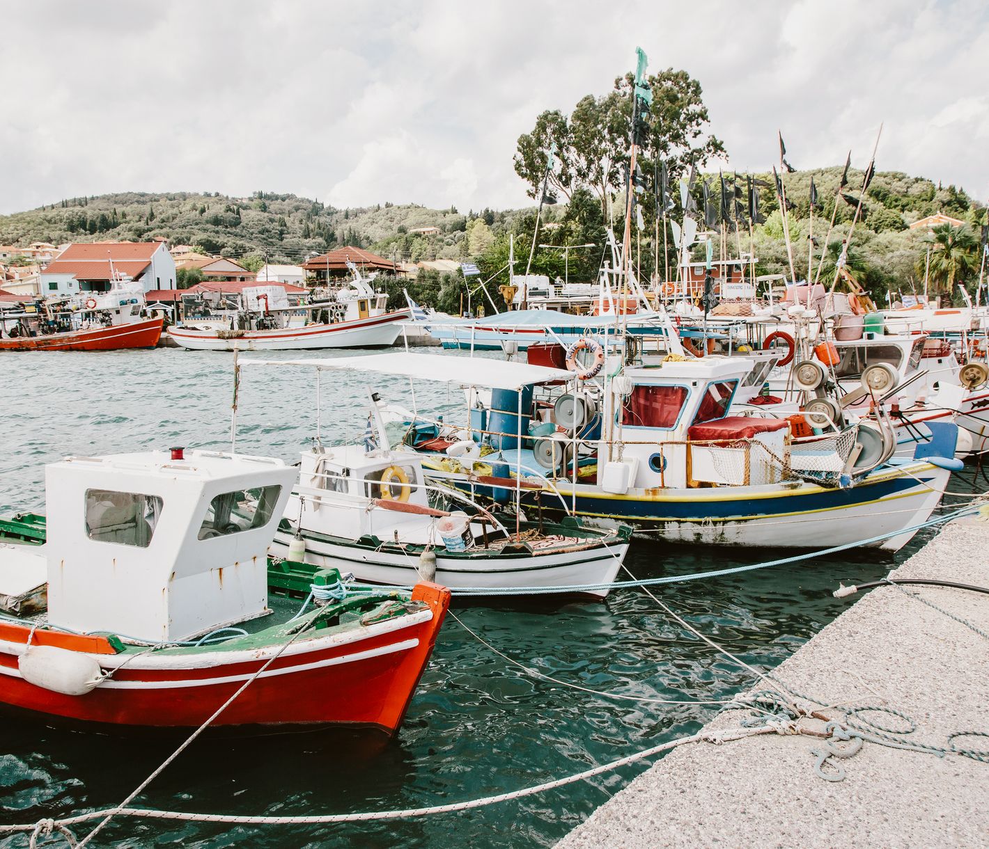 Boote am Hafen im Fischerdorf Petriti auf der Insel Korfu