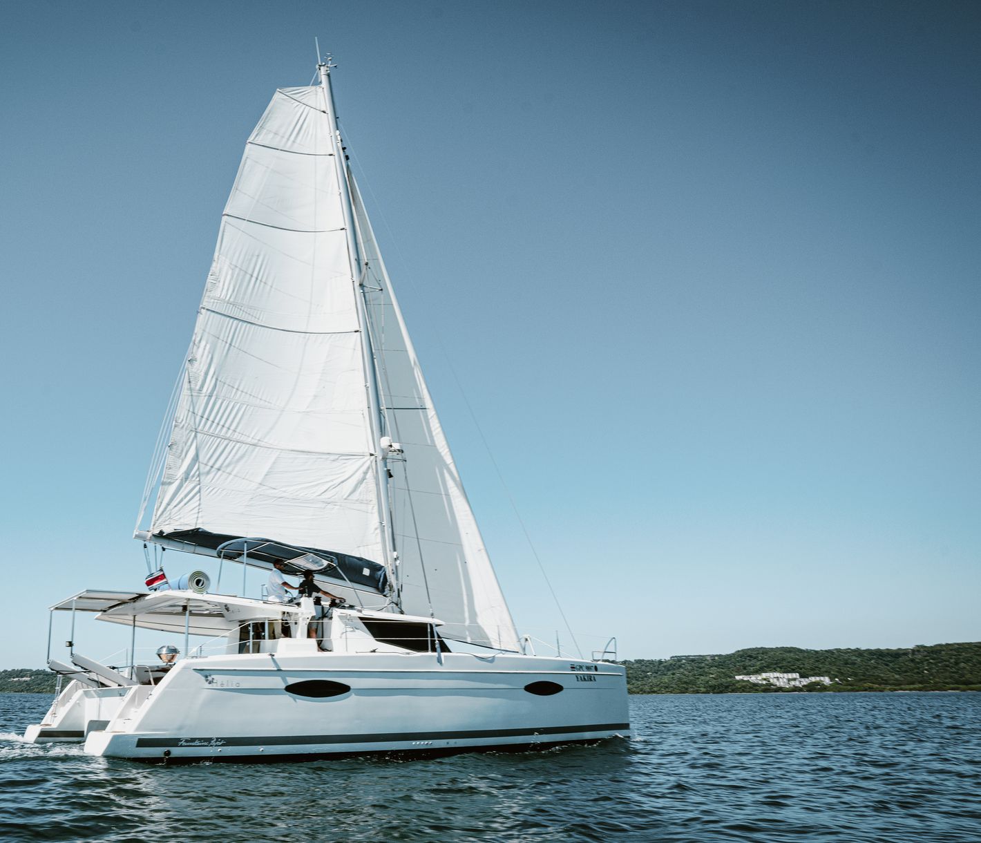 Den Blick hinaus aufs Meer gerichtet.