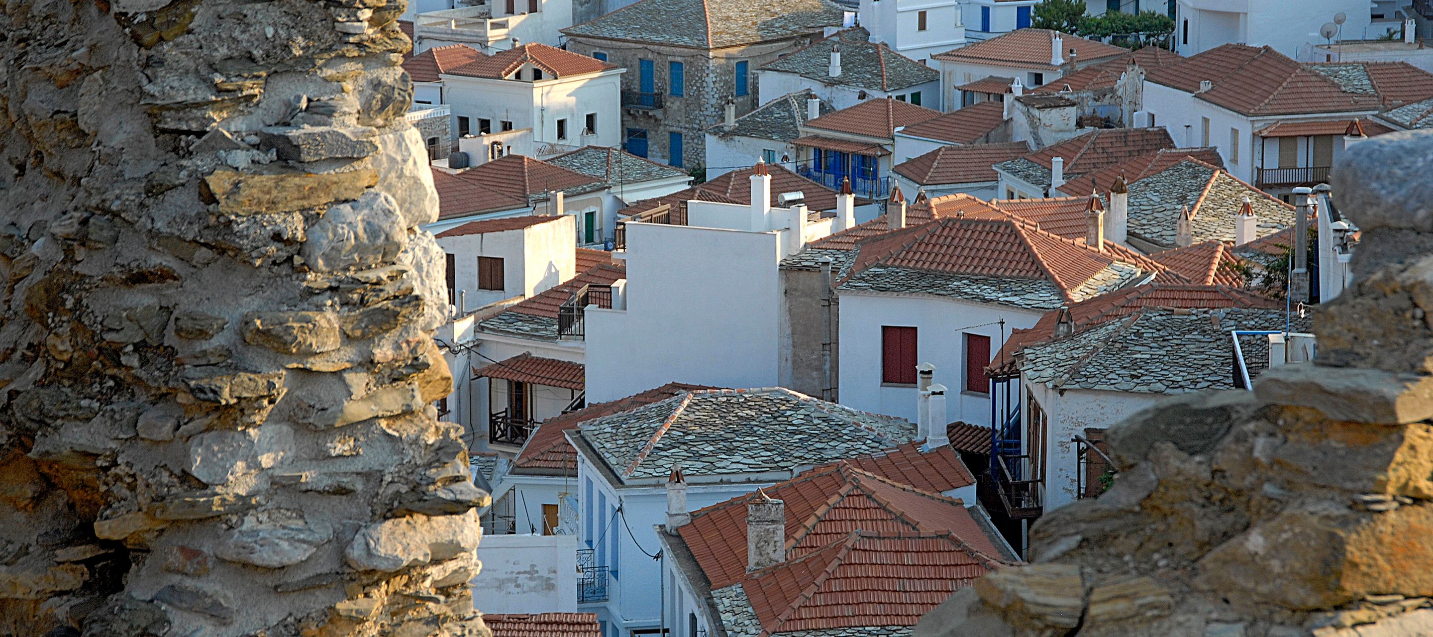 Sicht von der Burg auf die Altstadt von Skopelos