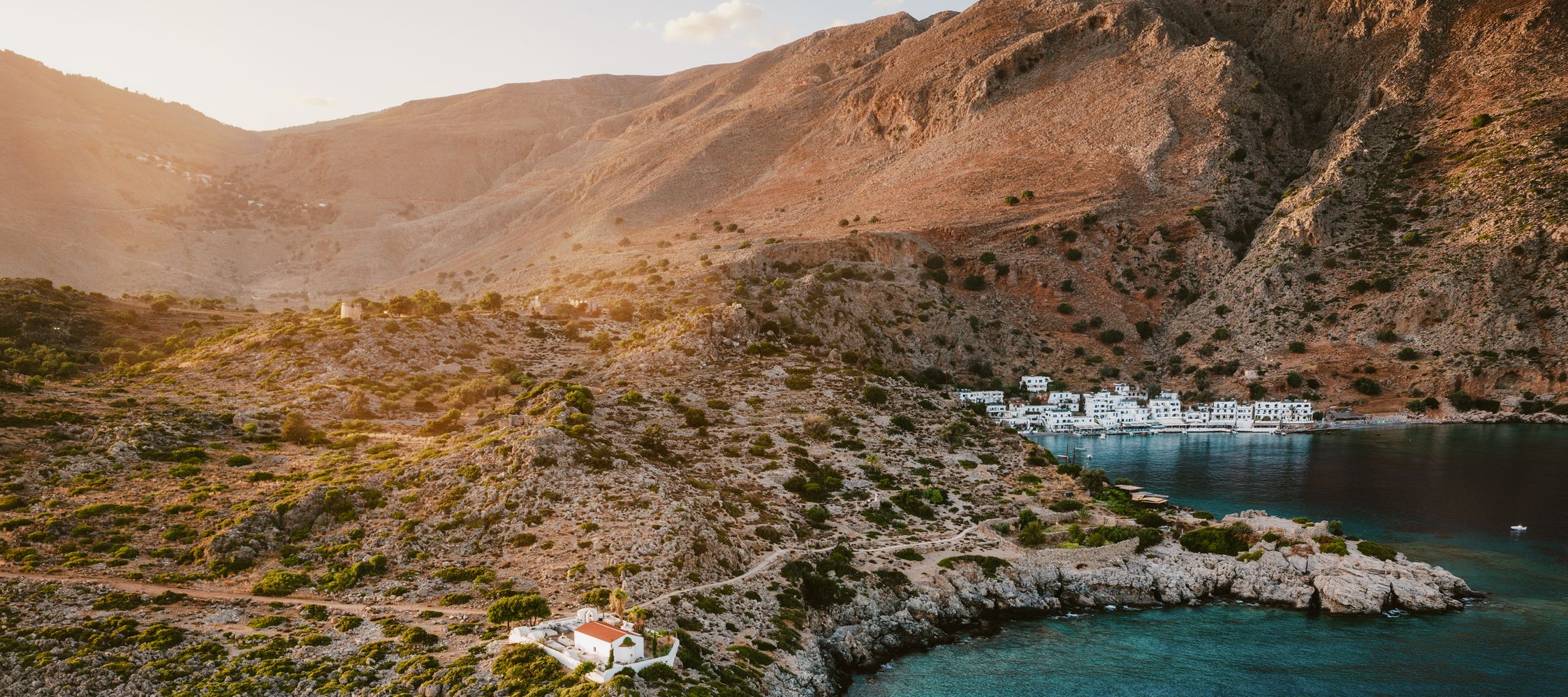 Abendsonne über der Loutro-Bucht